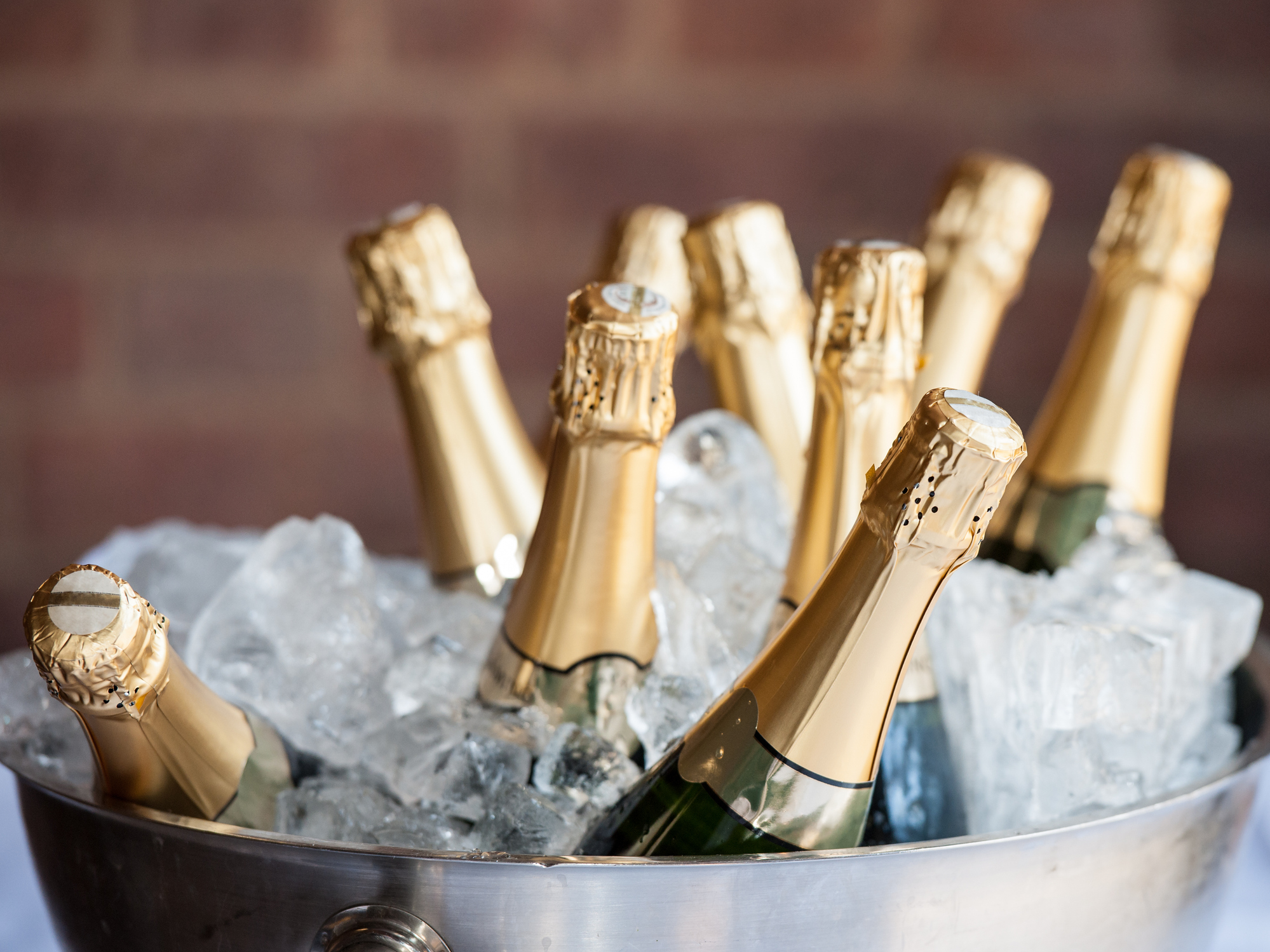 Bouteille de champagne dans un seau de glace.