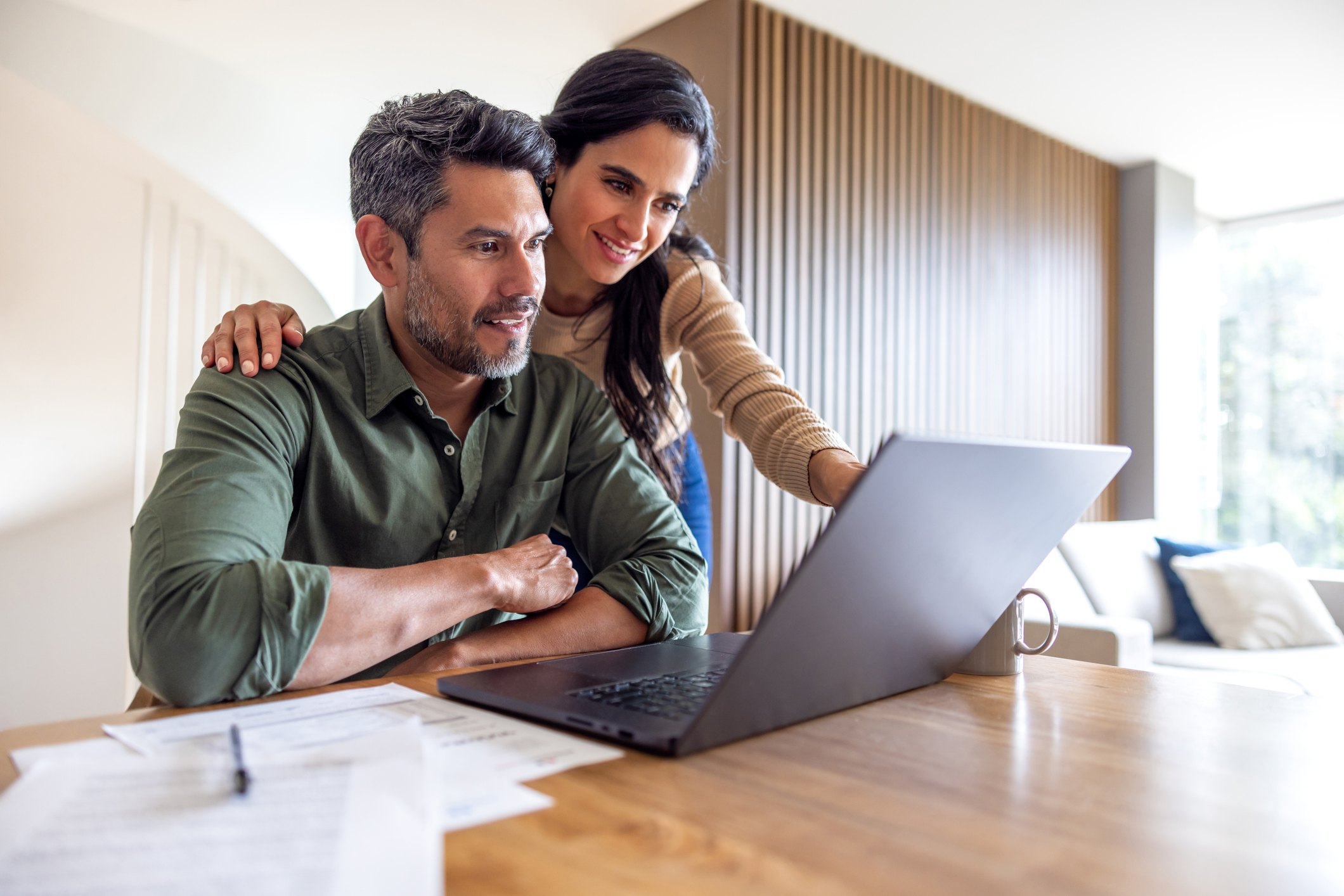 Un couple regarde le compte d’épargne en ligne.