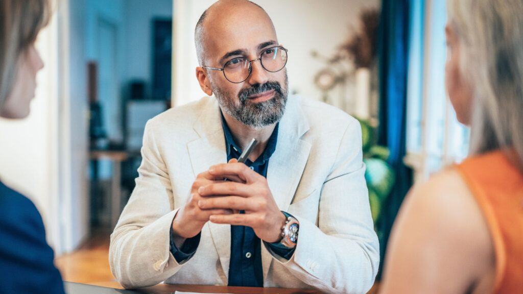 Conseiller, courtier ou agent d'assurance : à qui confier votre argent