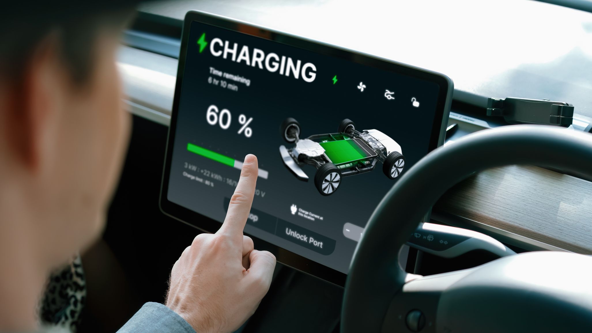 Le conducteur de voiture électrique vérifie l'état de charge de la batterie, l'autonomie et la limite de charge sur l'écran de l'application dans la voiture.