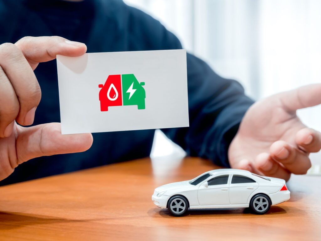 Coûts des véhicules électriques et des voitures à essence : comparaison des prix, de l'assurance et de la propriété