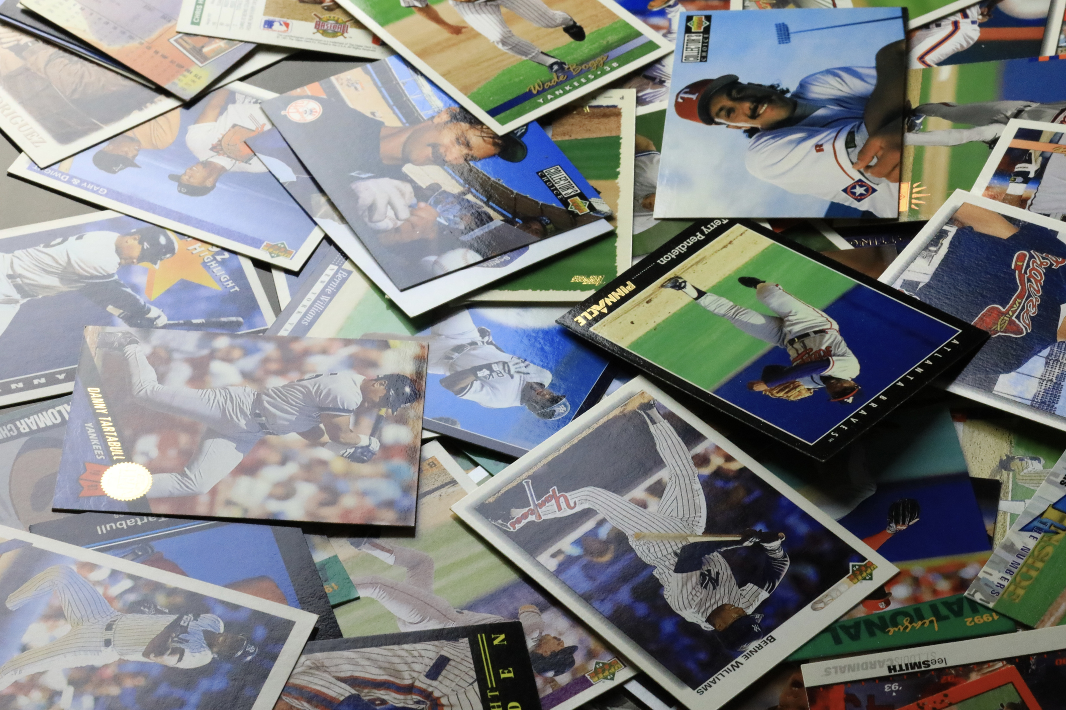 Des cartes de baseball éparpillées sur la table.