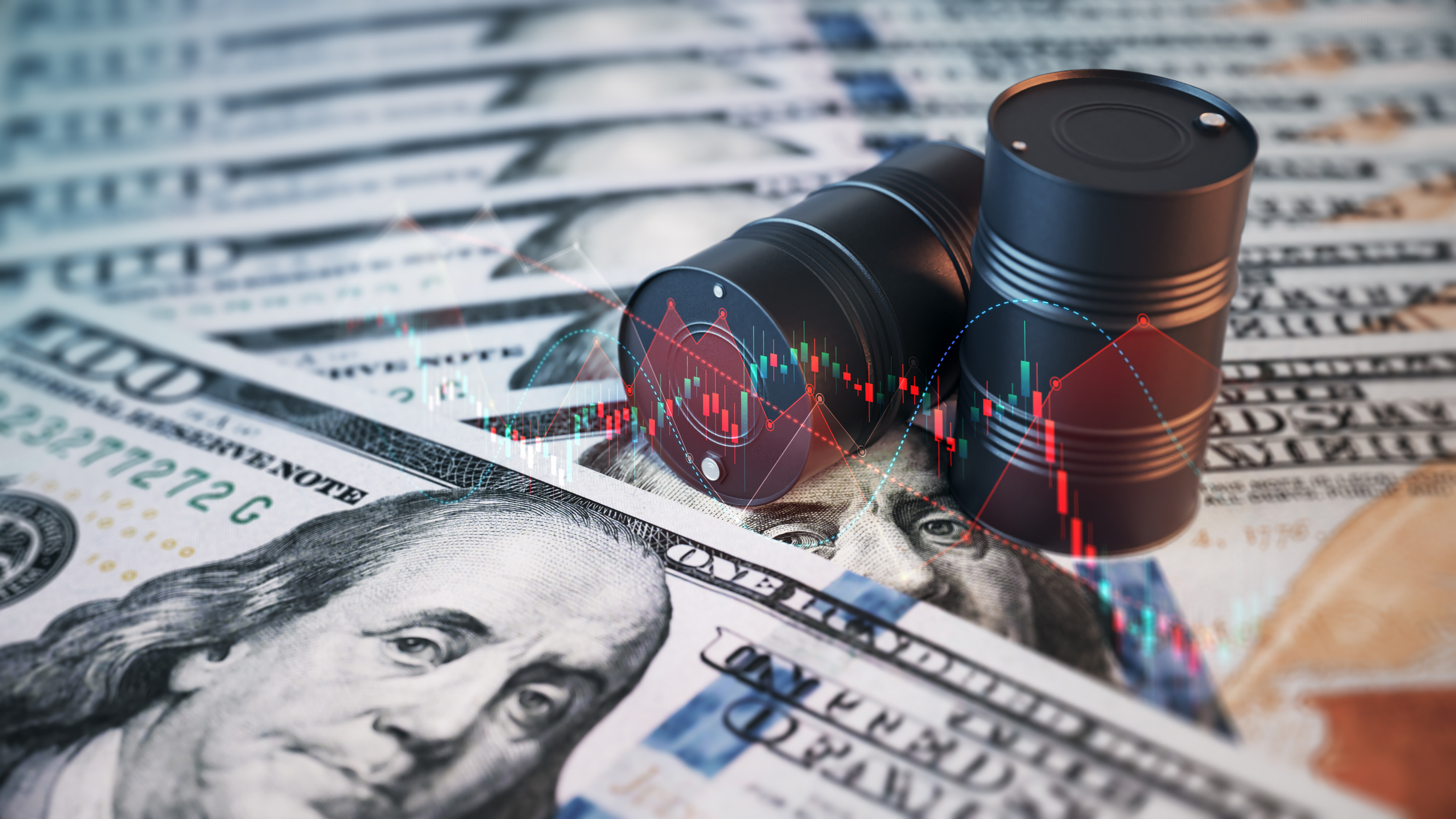 Barils de pétrole noir et graphiques financiers sur une pile de billets de 100 $