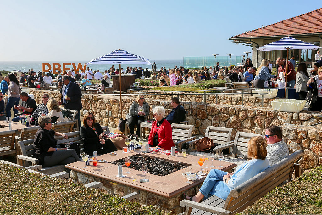 PEBBLE BEACH, CALIFORNIE - 12 AVRIL : Ambiance au Sunset Aperitivo au Pebble Beach Food & Fête du vin le 12 avril 2025 à Pebble Beach, Californie. (Photo par Amber De Vos/Getty Images)
