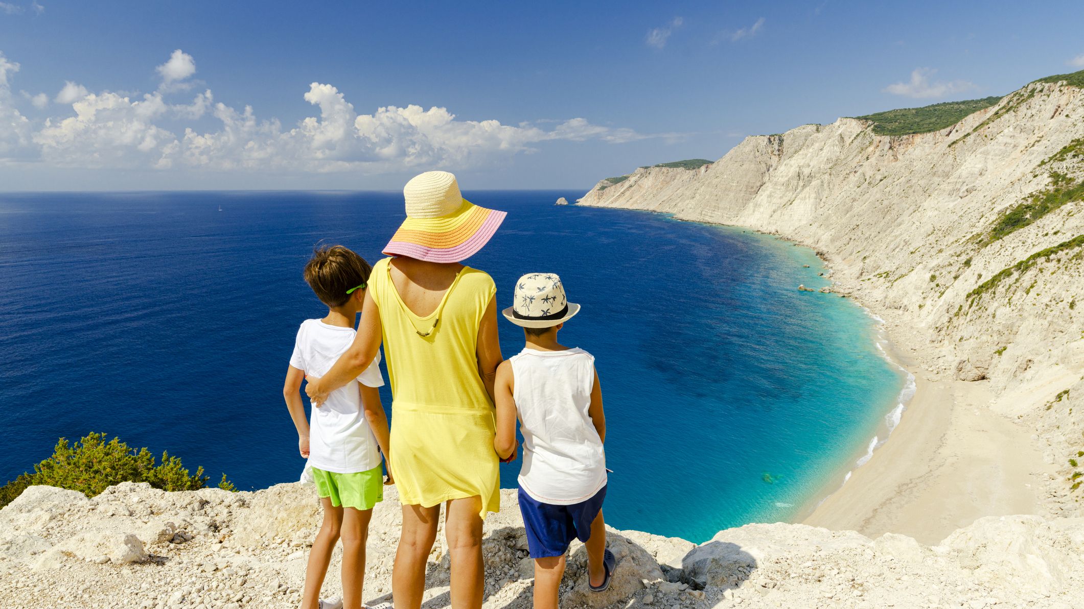Mère et fils s'embrassant en admirant la plage idyllique d'Ammos située au sommet des falaises, Céphalonie, îles Ioniennes, Grèce.