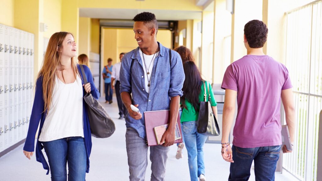 Comment l’école secondaire peut mettre les enfants sur la voie du bien-être financier