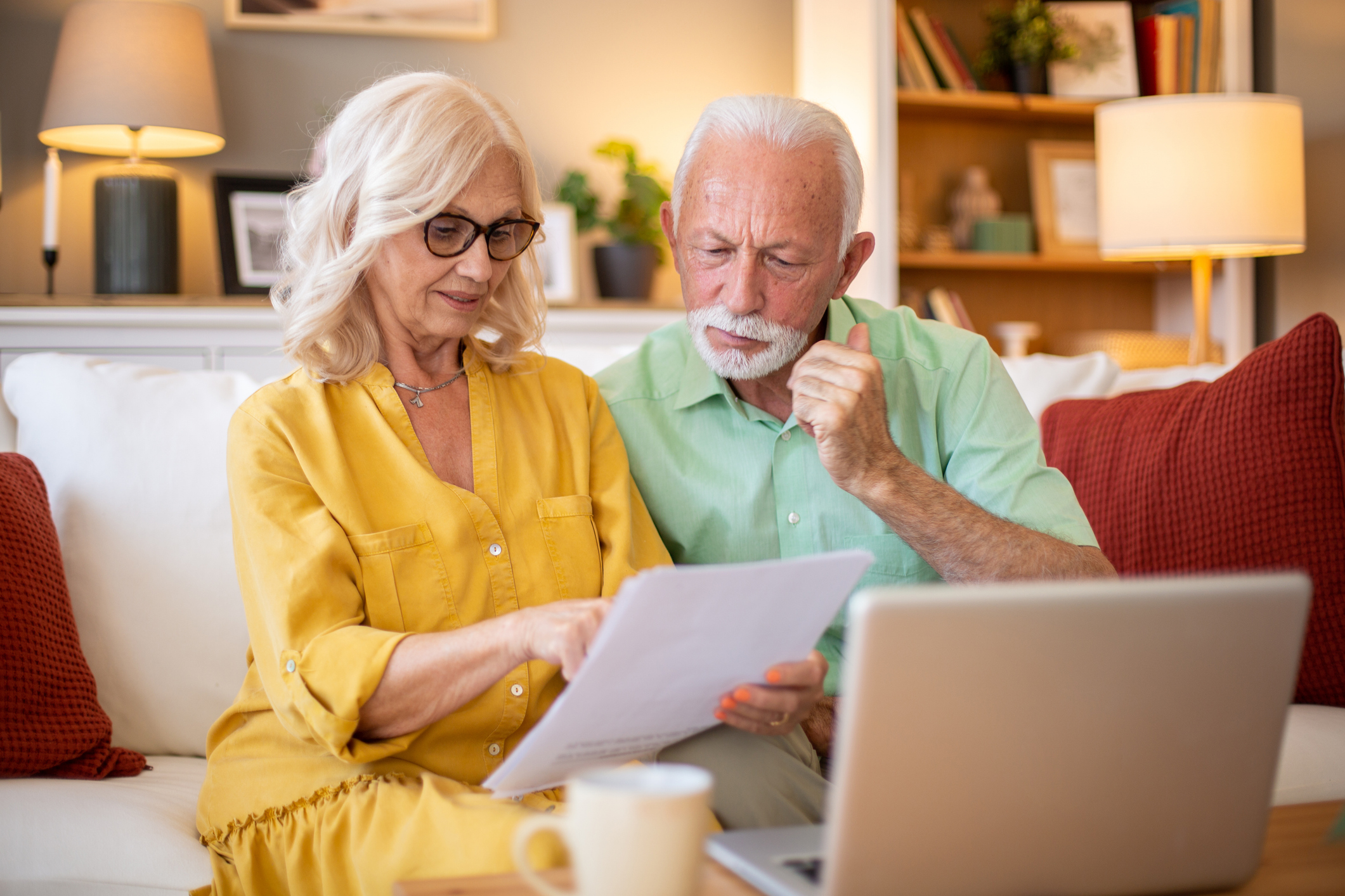 un couple heureux prenant une décision financière
