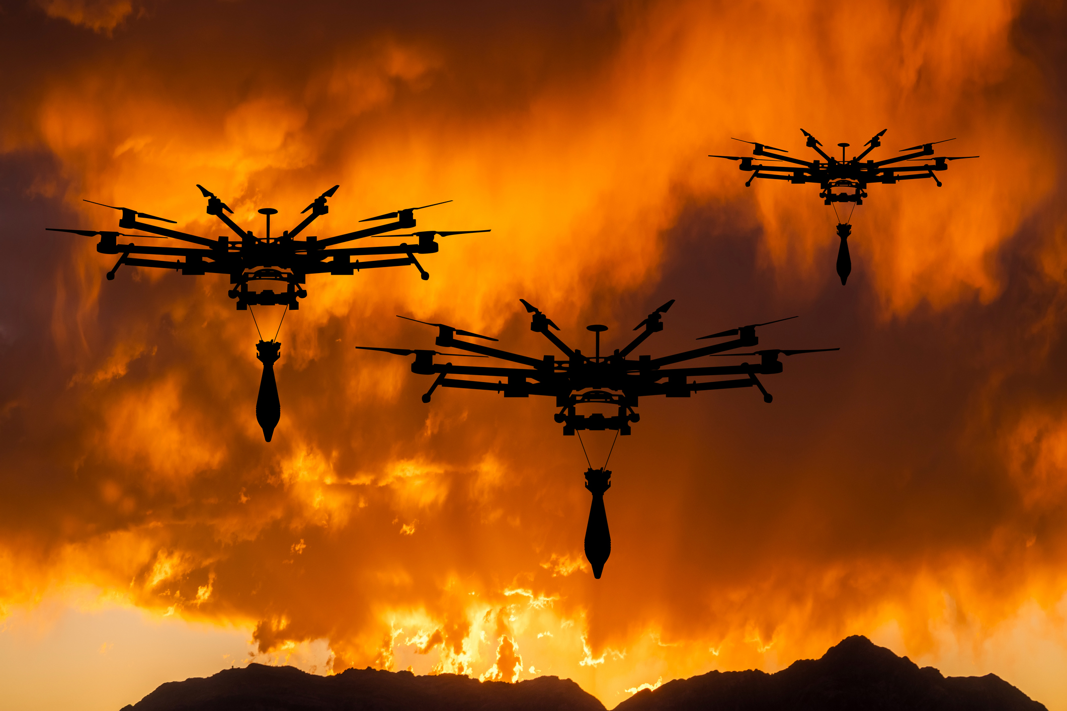 Drone militaire dans le ciel au coucher du soleil.