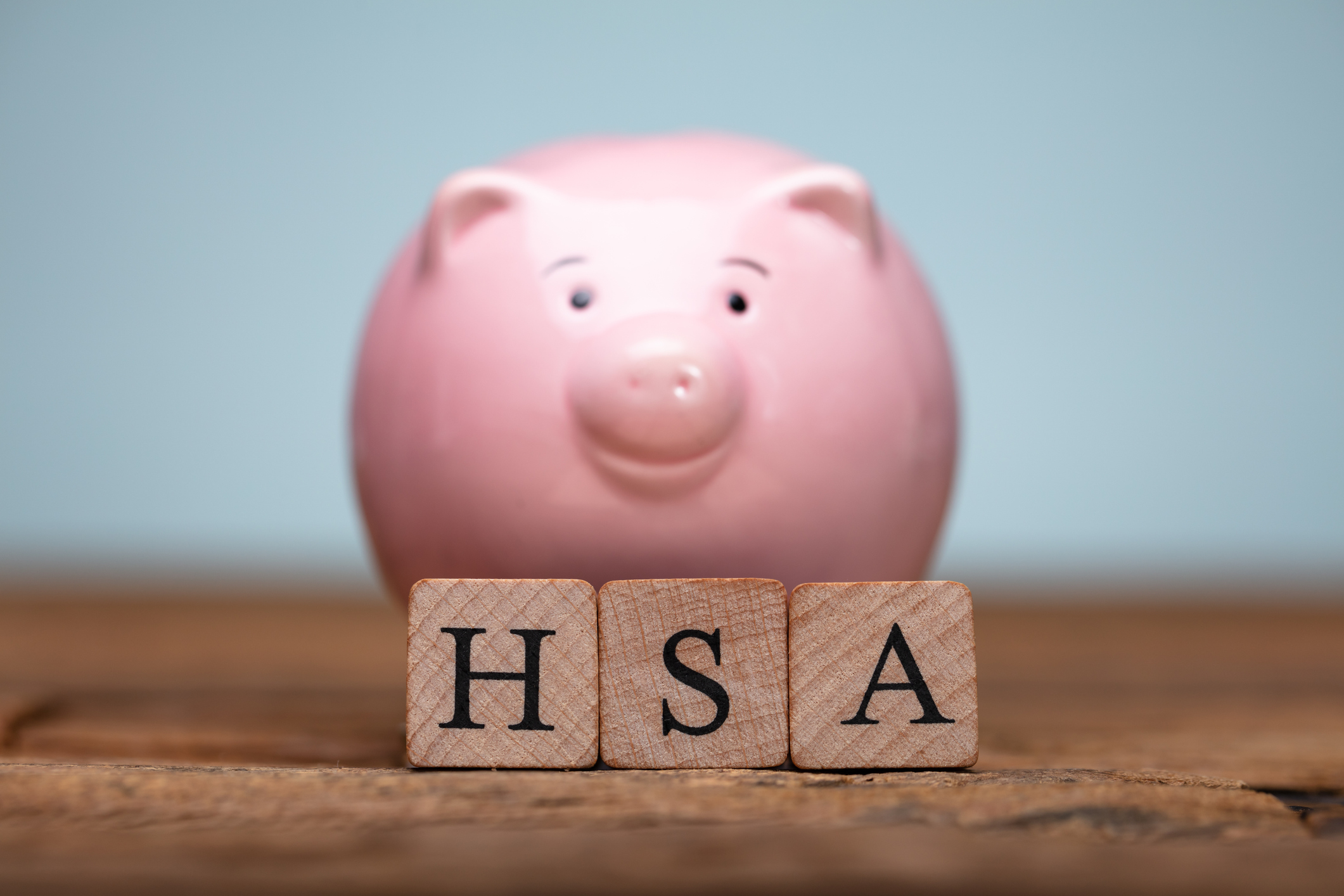 Compte d'épargne santé HSA blocs de bois près de la tirelire sur la table