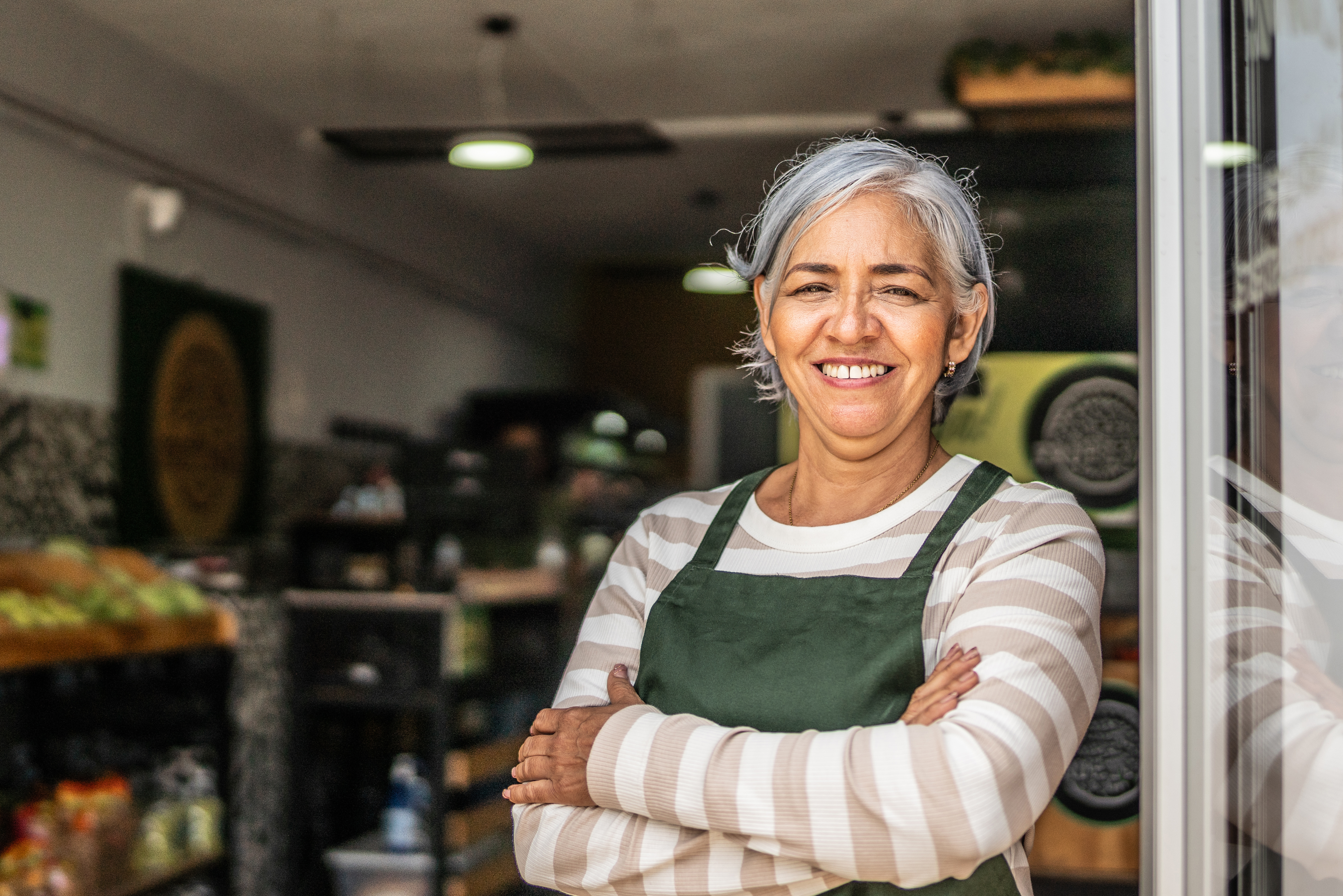 Portrait d'une femme âgée travaillant au magasin