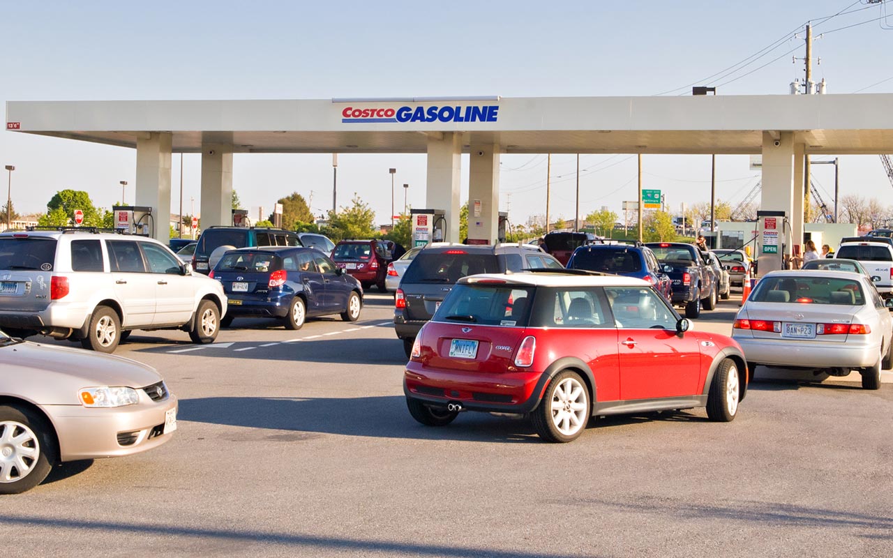 Des voitures font la queue devant une station-service Costco