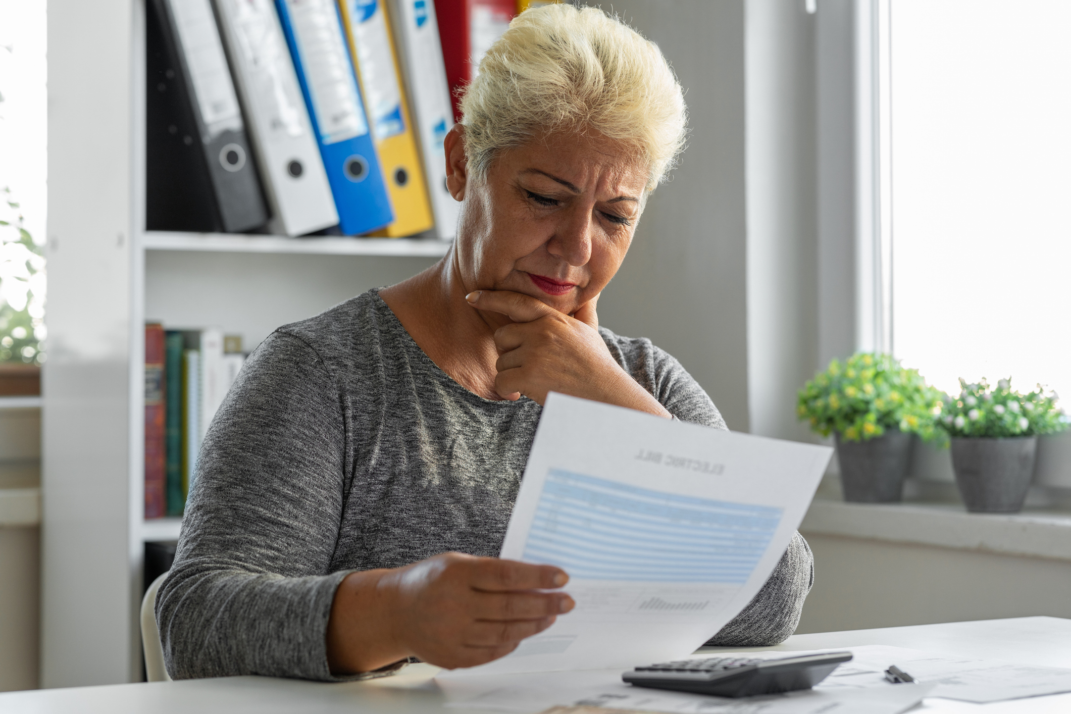 Femme ayant des problèmes avec ses factures à la maison