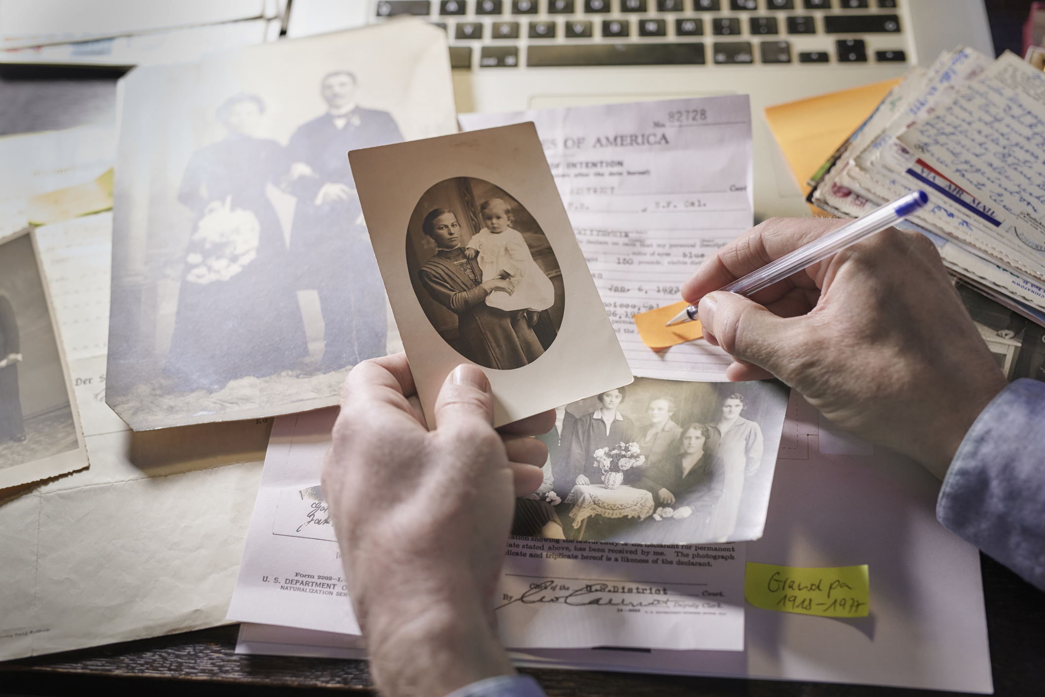 Homme faisant des recherches sur les membres de sa famille regardant de vieilles photographies