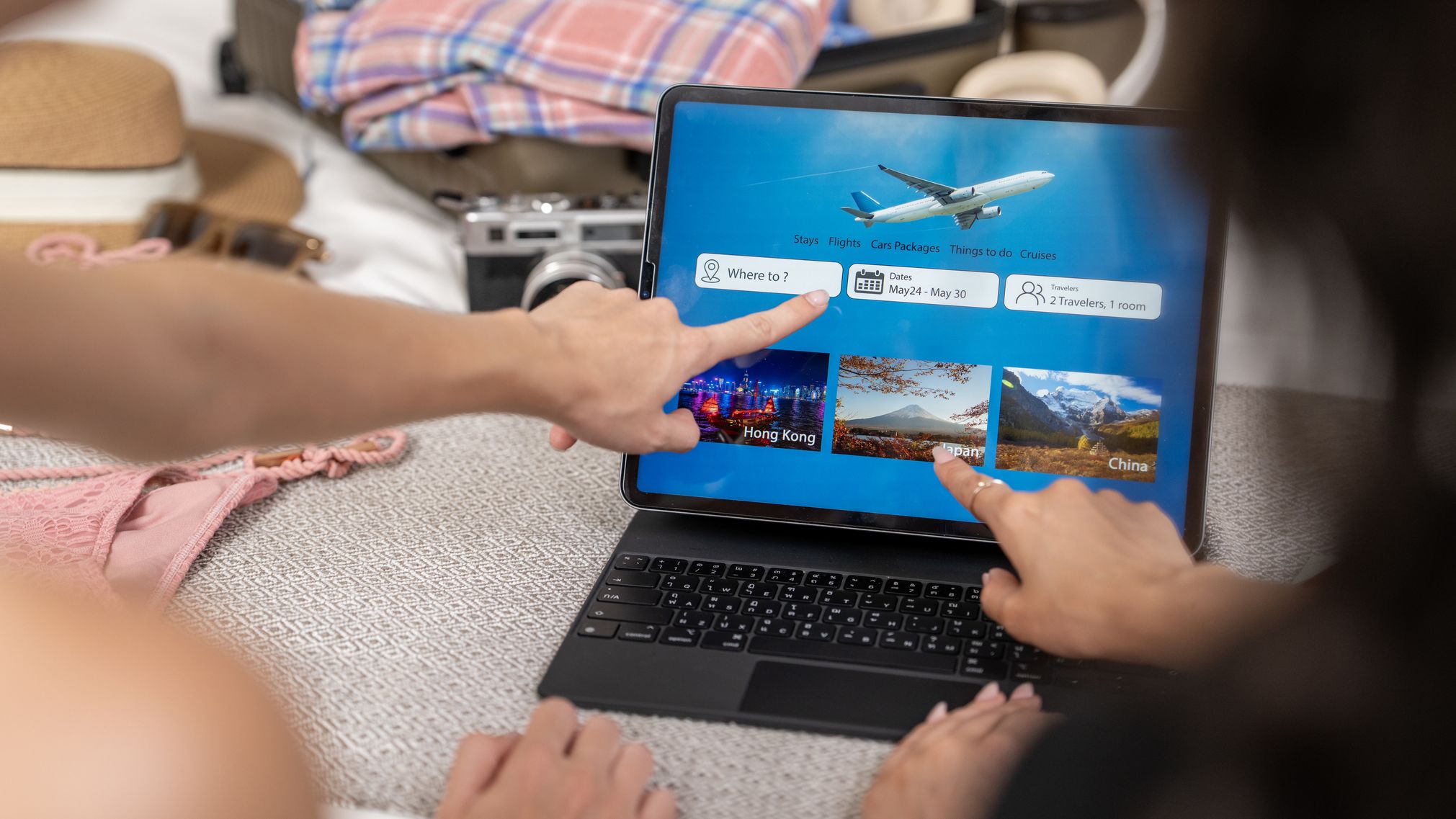 Un couple planifie des vacances sur un ordinateur portable.
