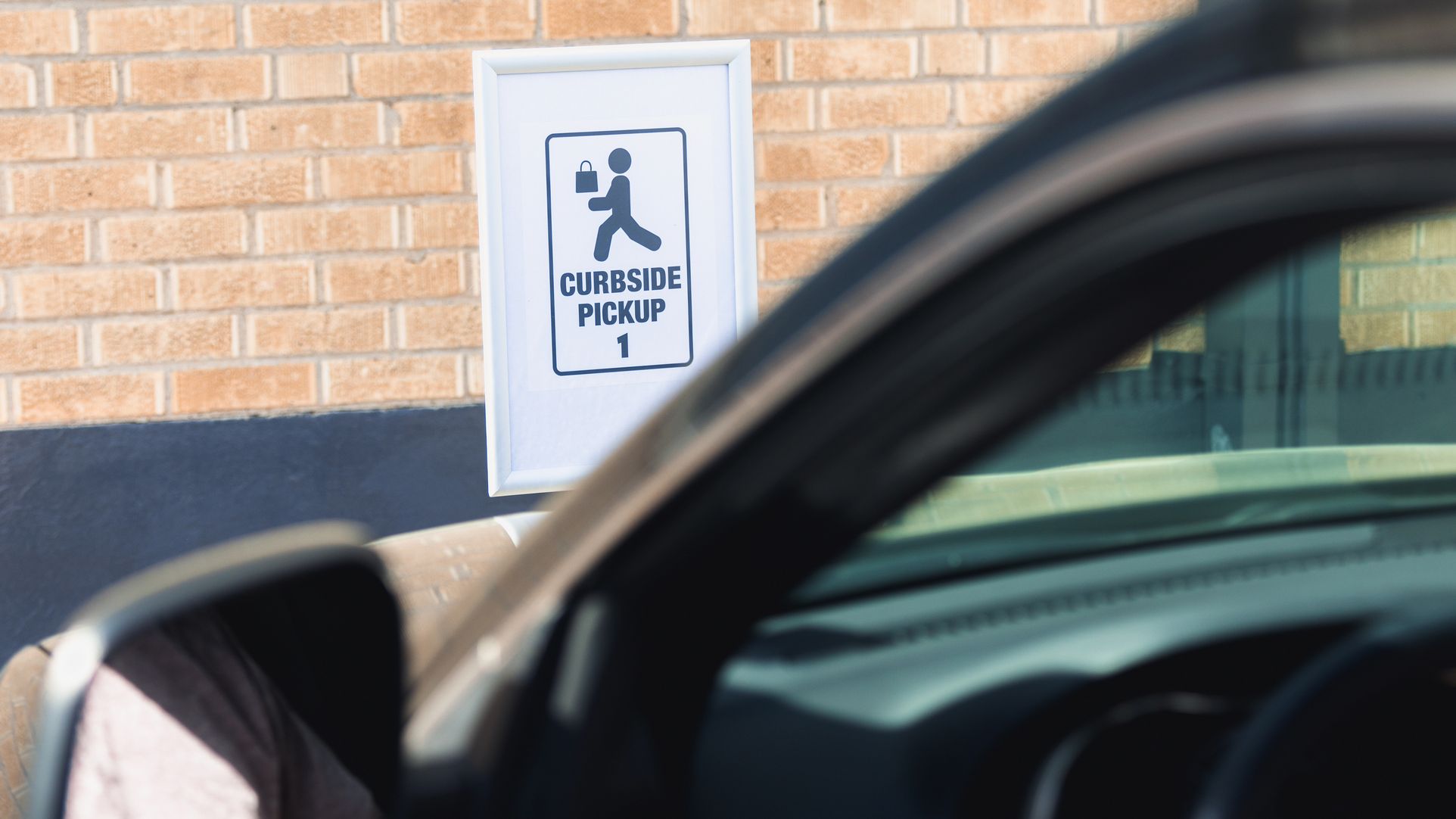 Une voiture garée dans un point de retrait en bordure de rue.
