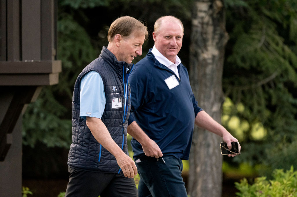 Lee Styslinger, coprésident d'Altec Inc., à gauche, et Greg Abel, président de Berkshire Hathaway Energy, se rendent à pied à la séance du matin à l'Allen & Co. Media and Technology Conference à Sun Valley, Idaho, États-Unis, le jeudi 11 juillet 2024.