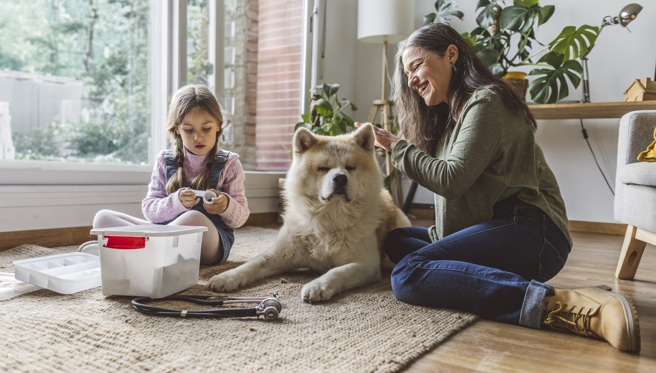 Grand-mère et petite-fille assises avec un chien à la maison