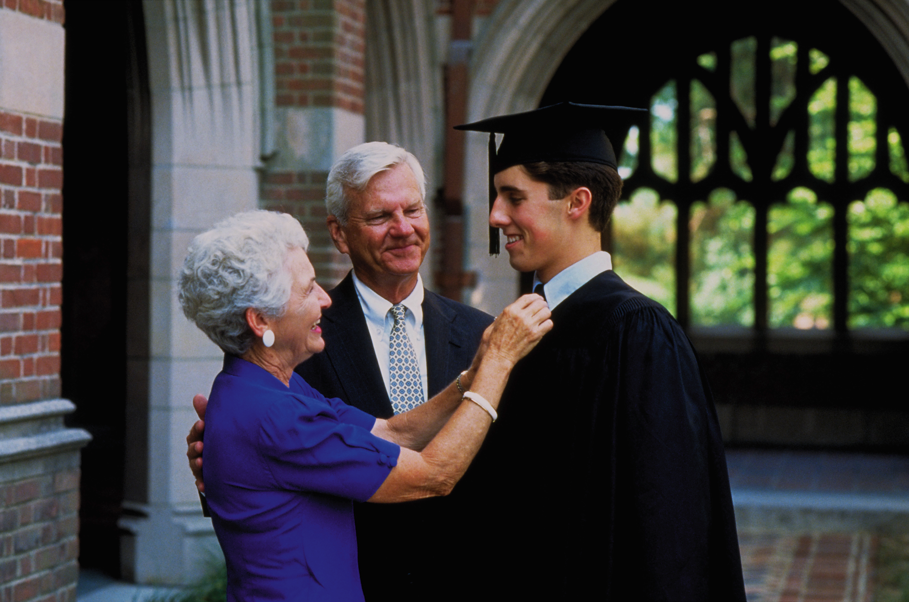 Un grand-parent et son petit-fils lors de sa remise des diplômes.