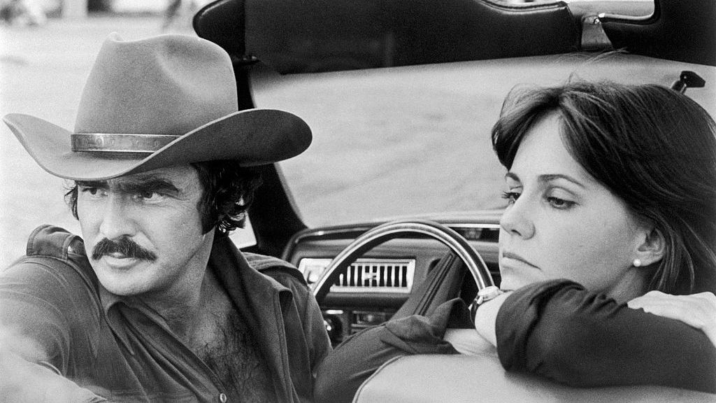 Burt Reynolds et Sally Field dans Smokey et le bandit