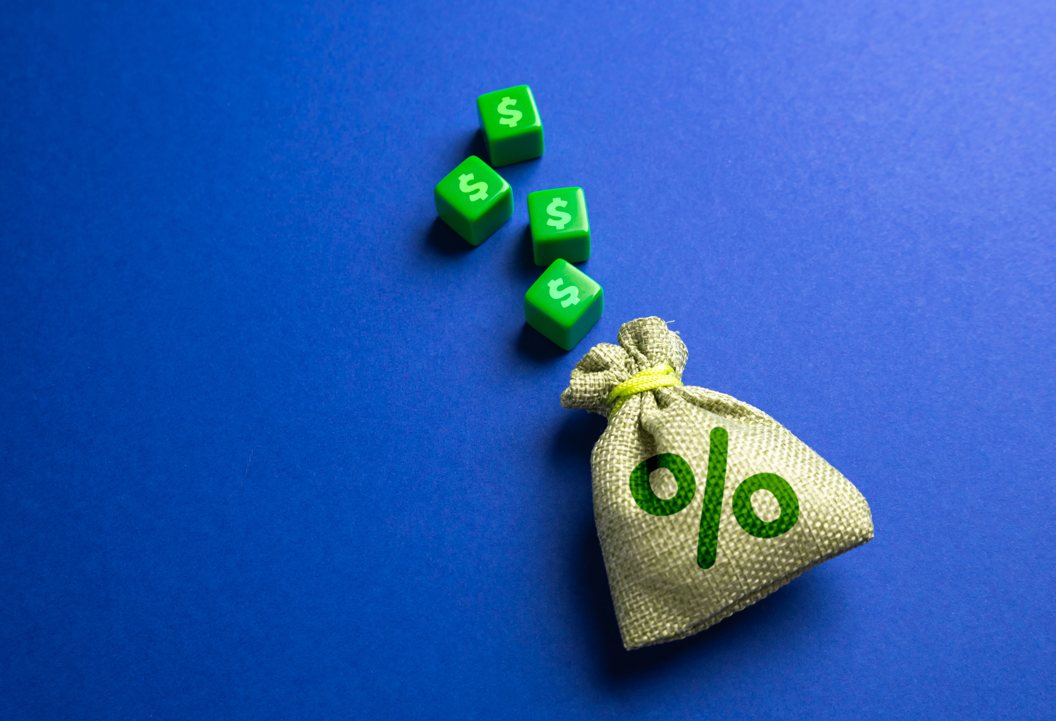 Sac d'argent avec intérêts et blocs avec symboles du dollar.