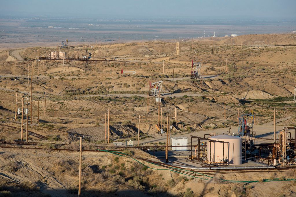 Puits de pétrole dans le champ pétrolifère d'Elk Hills, anciennement la Naval Petroleum Reserve No. 1, maintenant détenu et exploité par Occidental Petroleum