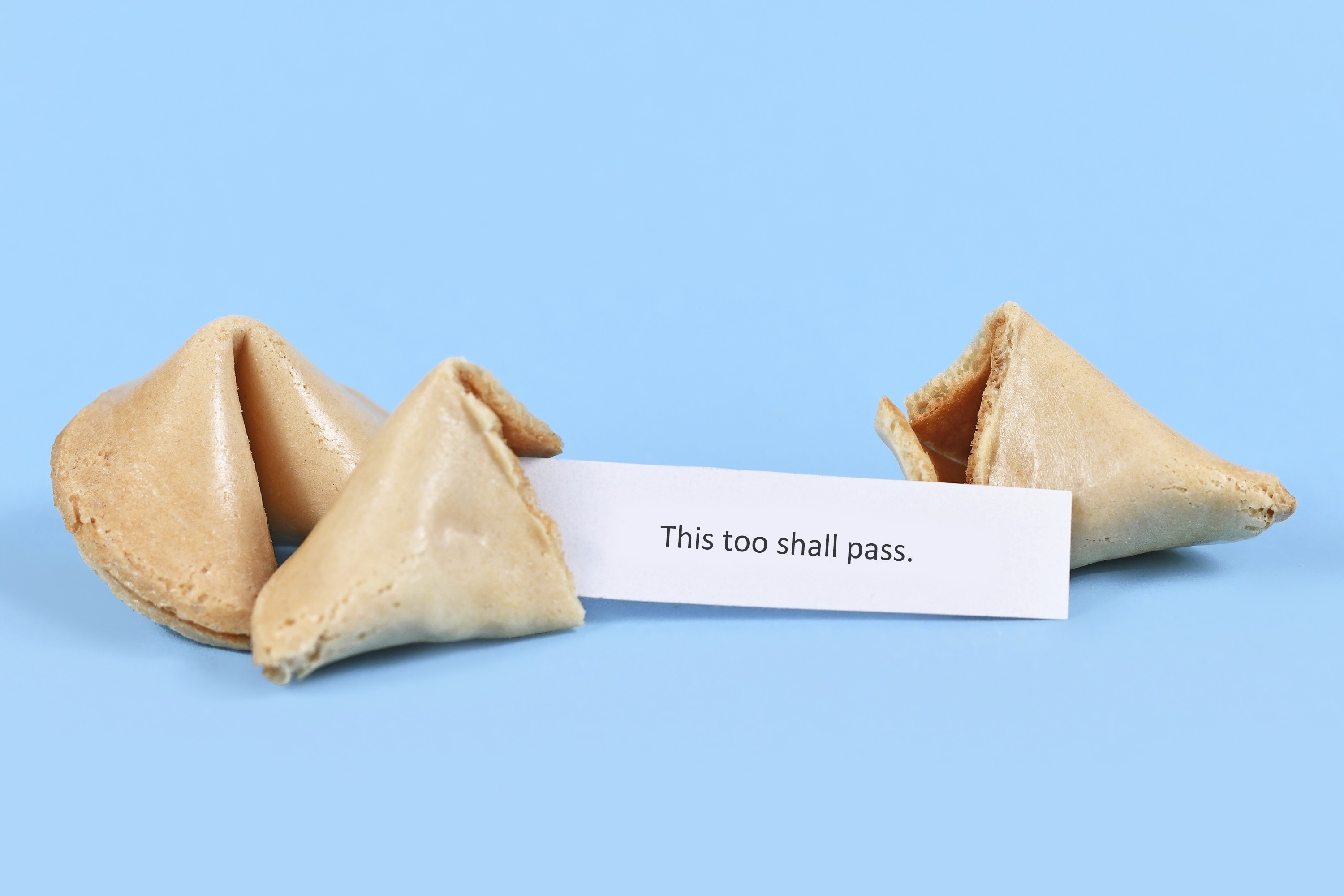 Les biscuits de fortune révèlent que cela aussi passera, c'est la fortune
