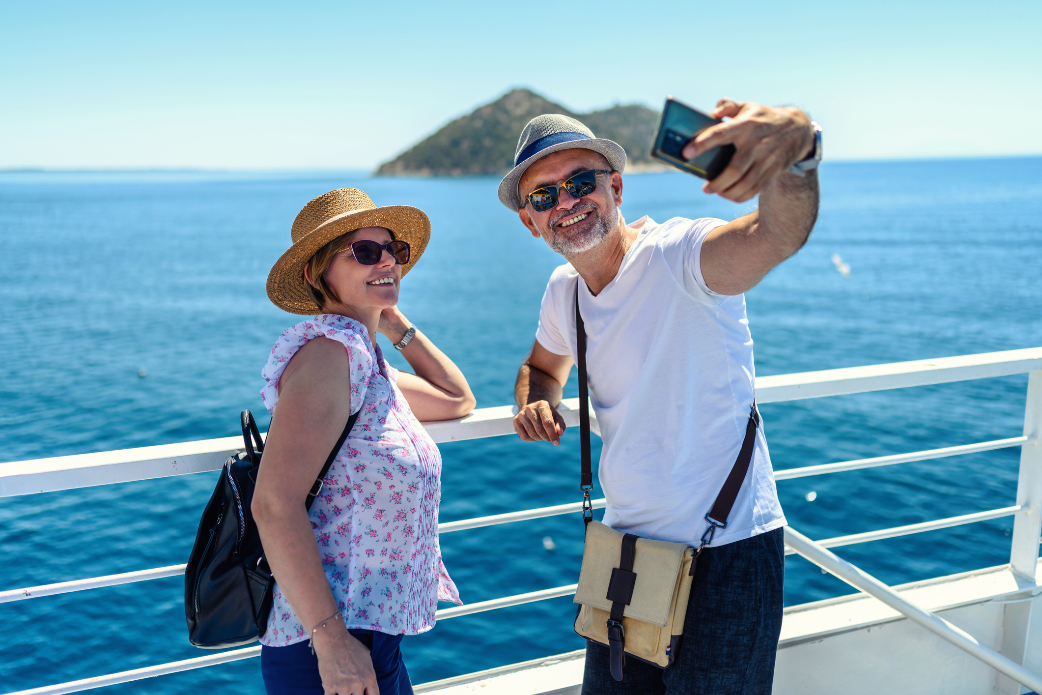 D'âge mûr sur le pont du bateau lors d'une journée ensoleillée en vacances