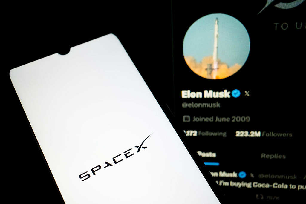 Le logo SpaceX apparaît sur un écran de smartphone, et le X (anciennement Twitter) d'Elon Musk sert de fond sur un écran d'ordinateur portable.
