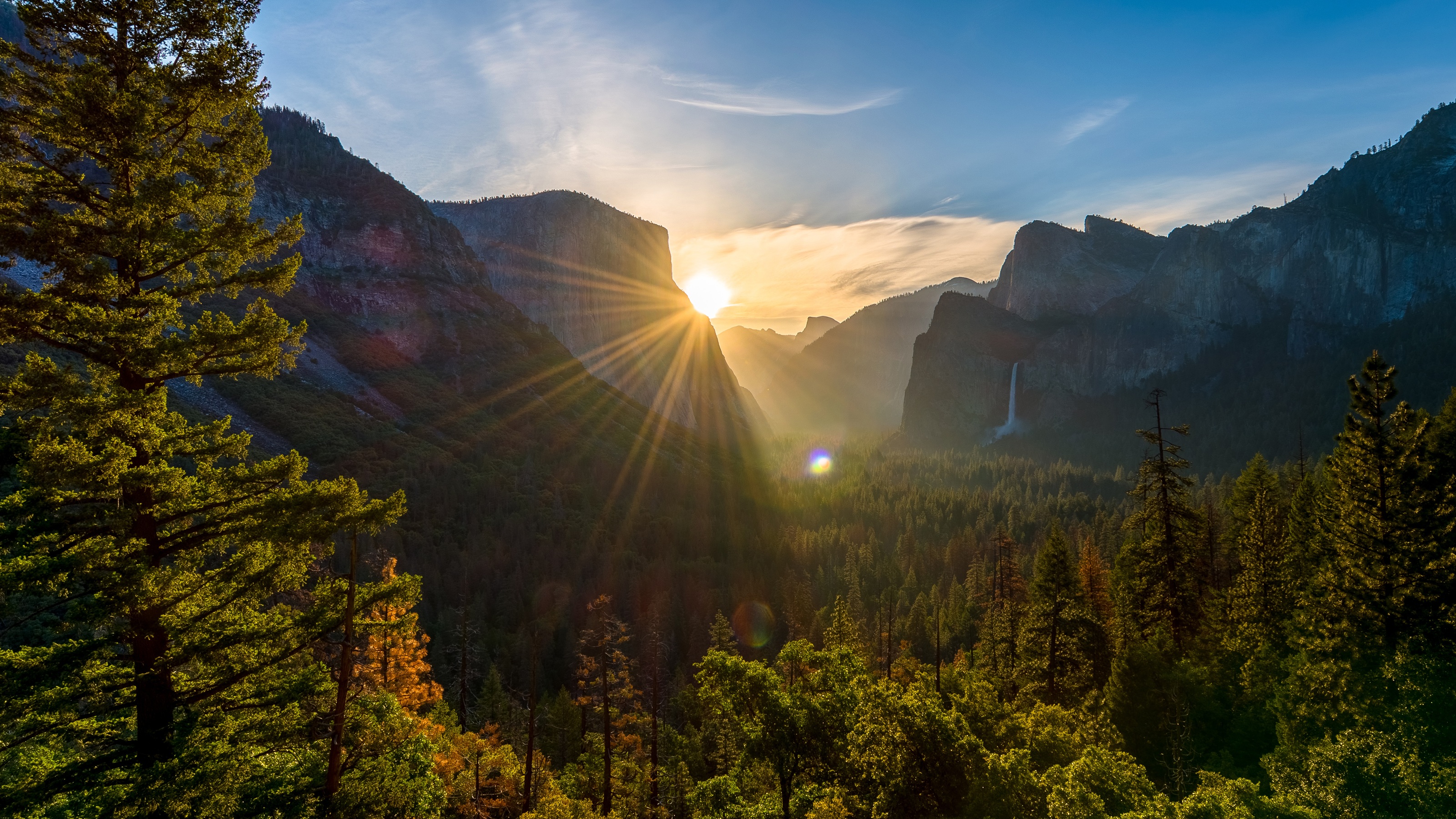 Coucher de soleil dans le parc national de Yosemite.