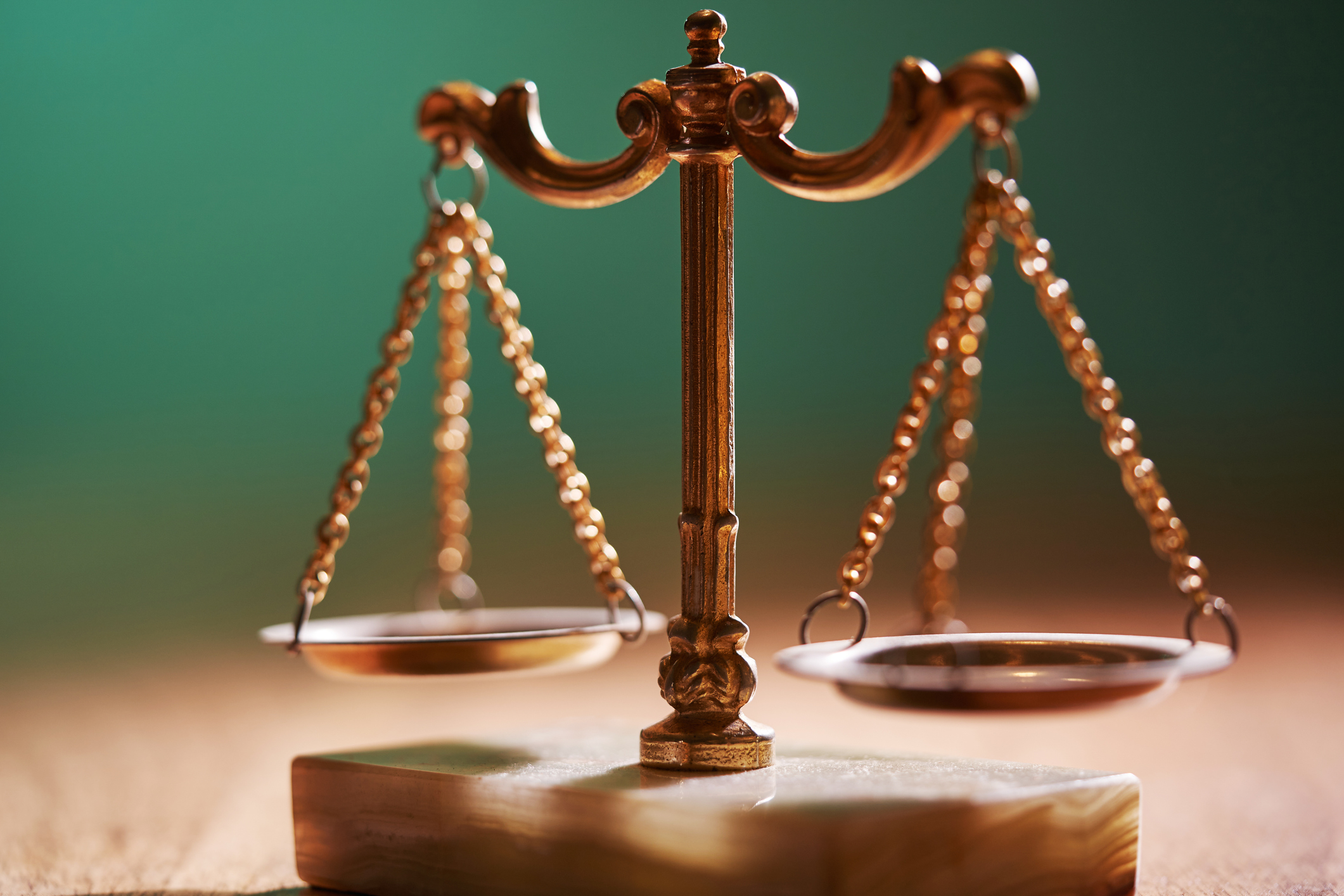 gros plan d'une échelle de balance en or