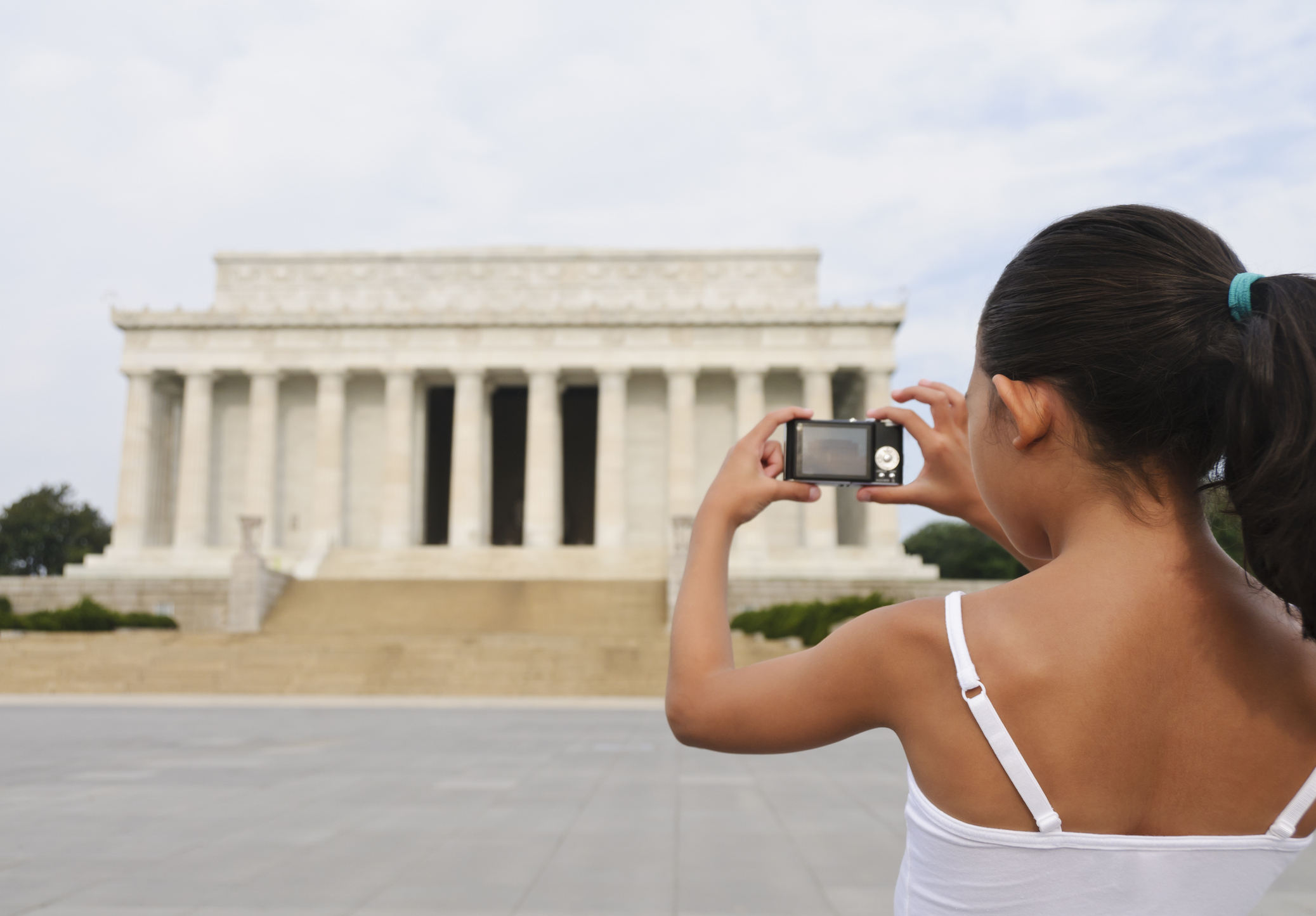 Une fille prend une photo au Lincoln Memorial.
