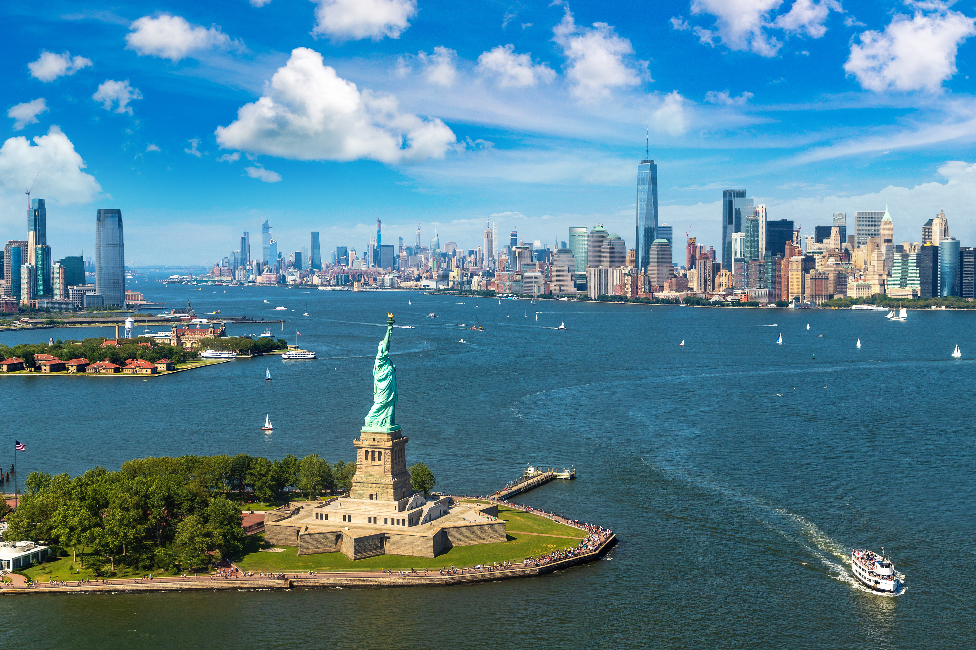 Vue aérienne panoramique de la Statue de la Liberté et du paysage urbain de Jersey City et de Manhattan à New York, NY, États-Unis