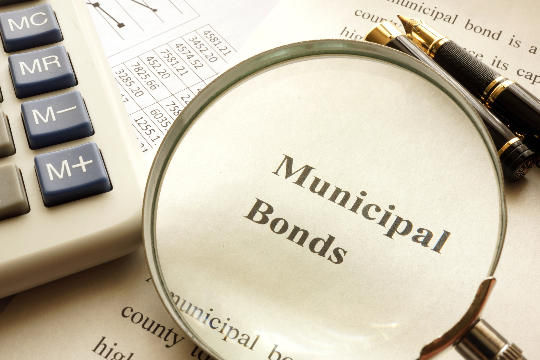 Document avec titre d'obligation municipale sur une table.