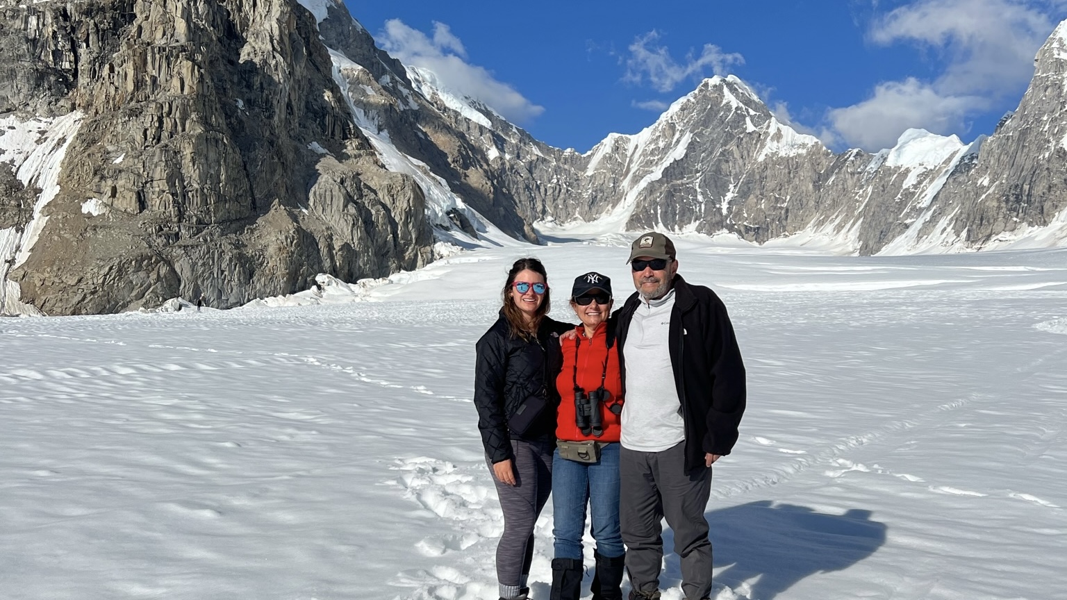 Un couple et leur fille adulte à Denali, en Alaska.