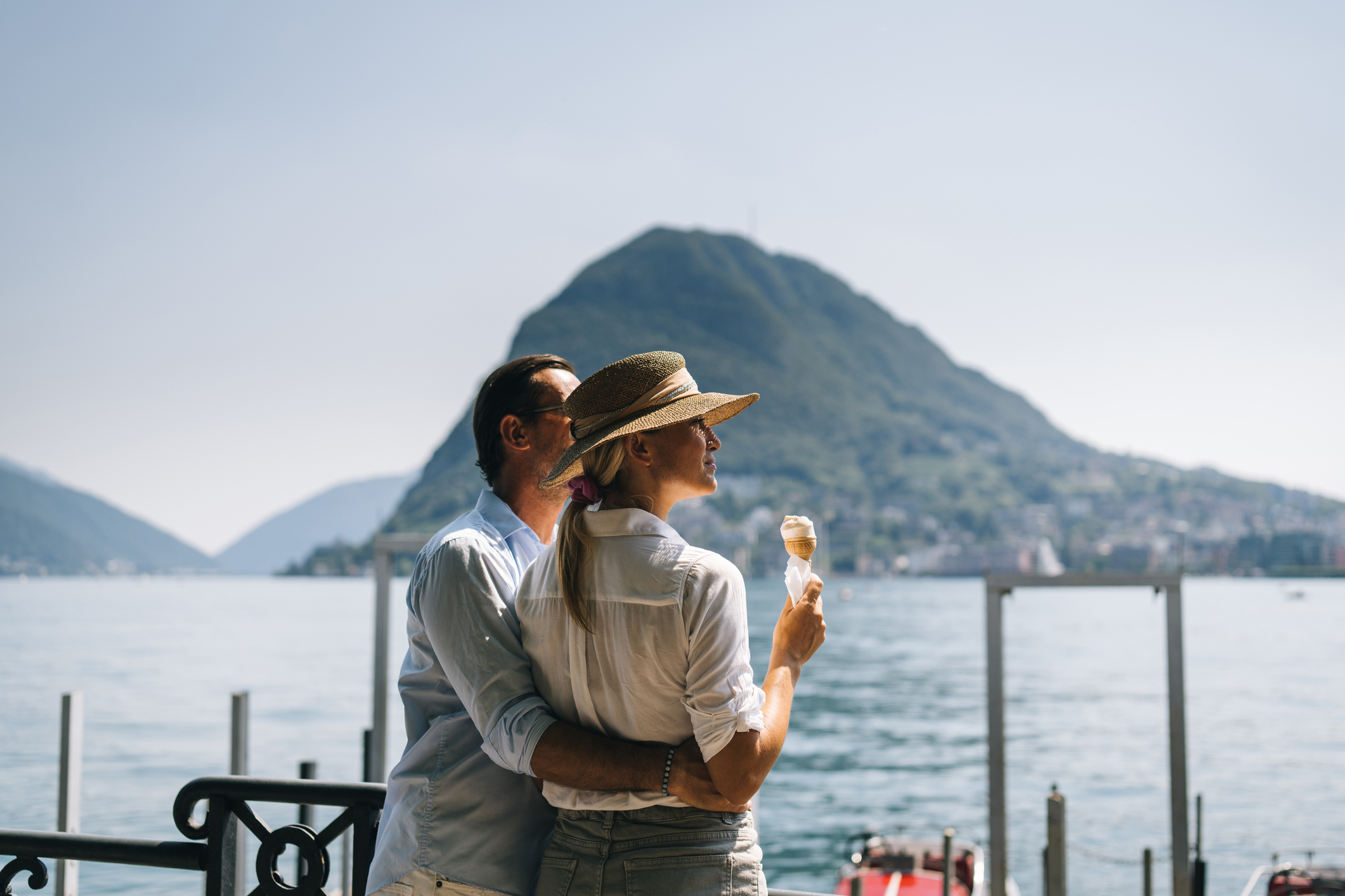 un couple en voyage de luxe en sirotant du vin