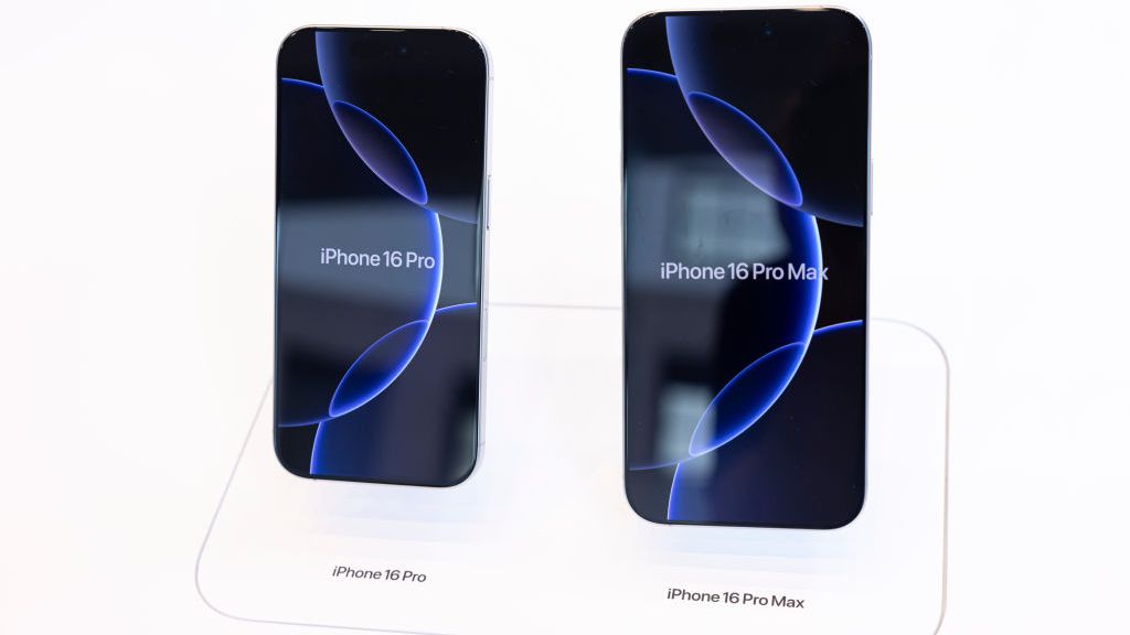 TOKYO, JAPON - 2024/09/27 : Les nouveaux iPhone 16 Pro et iPhone 16 Pro max exposés dans l'Apple Store Omotesando.
