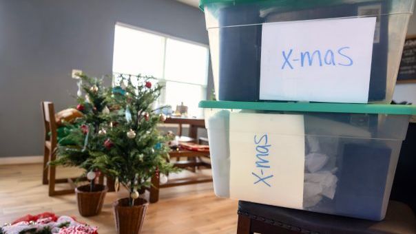 Des piles de décorations de Noël prêtes à être rangées pour l'année jusqu'à Noël prochain