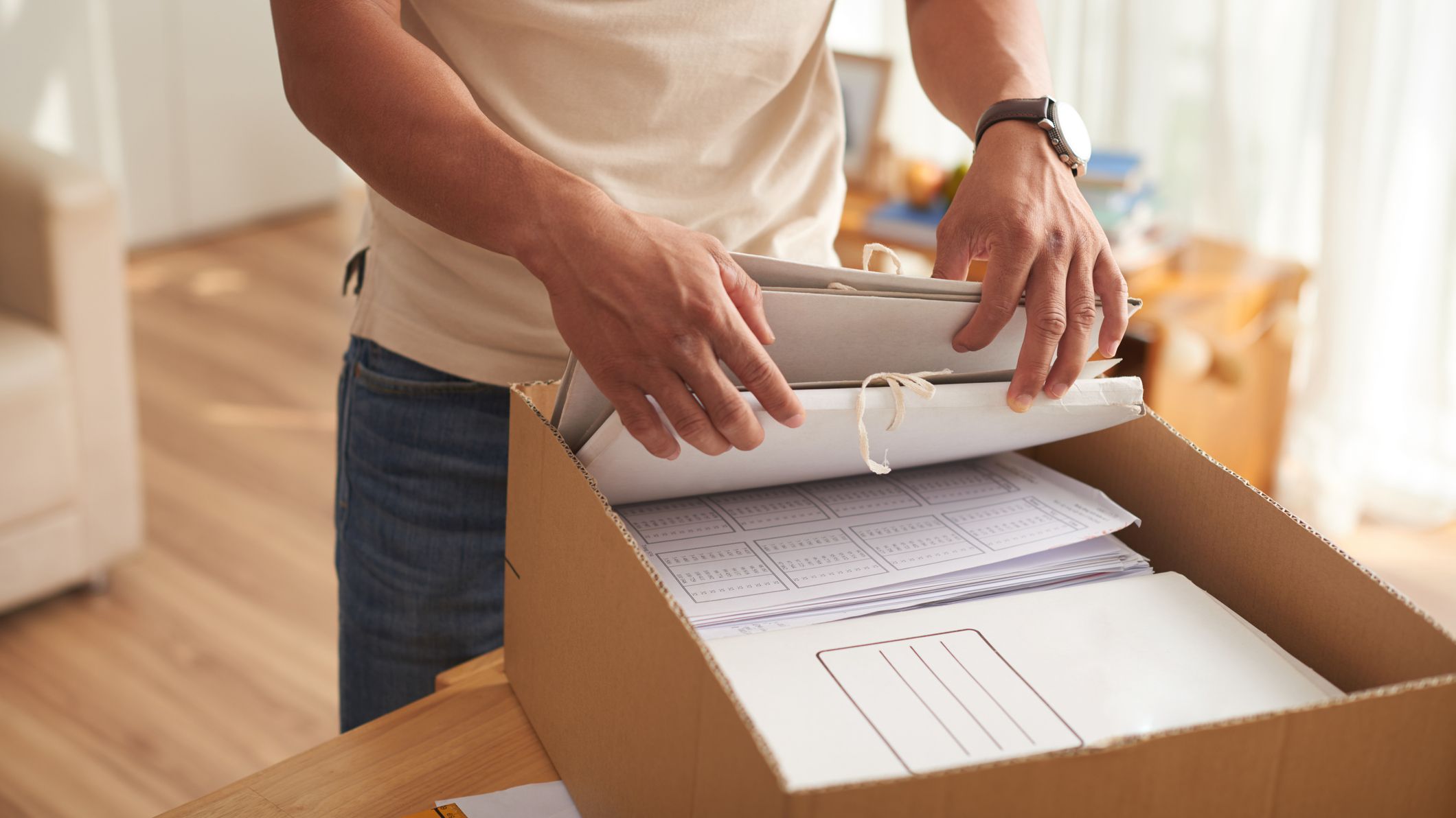 Jeune homme, boîte de tri de documents