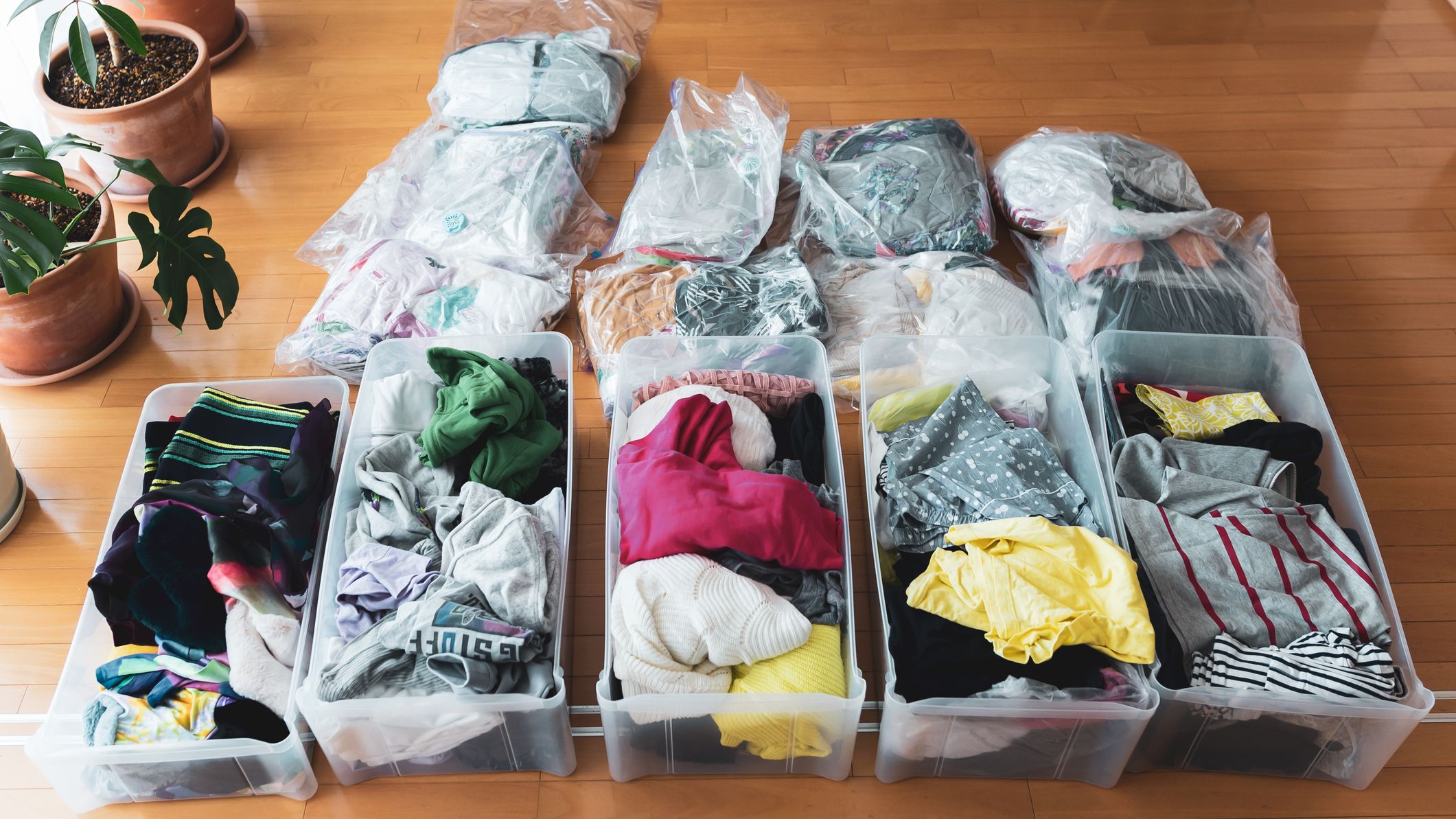Une femme organise ses vêtements dans le salon de sa maison