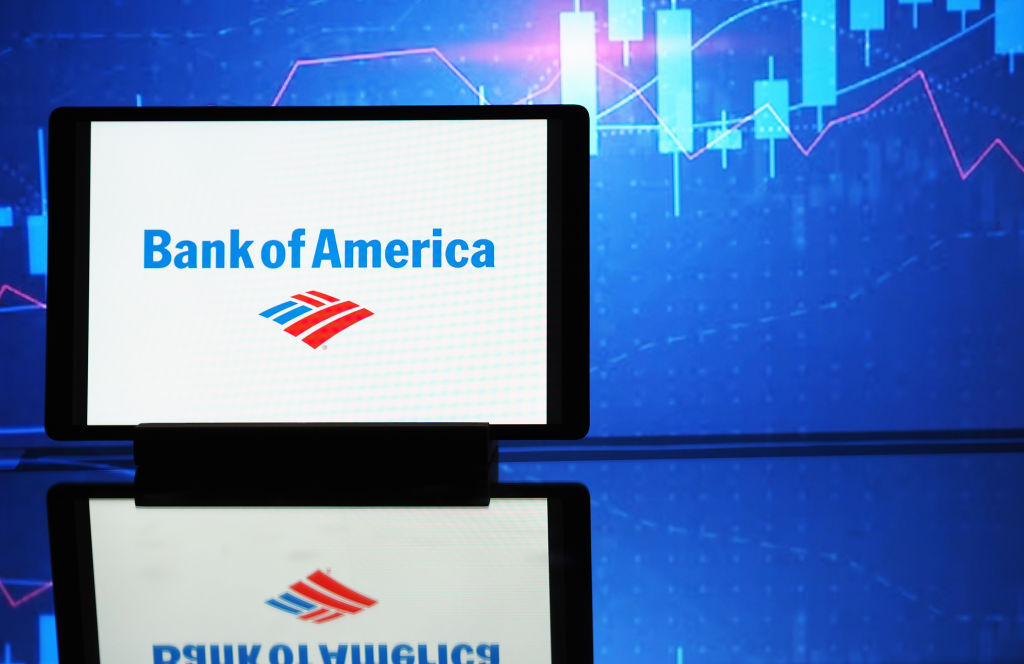 Logo Bank of America sur tablette avec graphique boursier bleu en arrière-plan