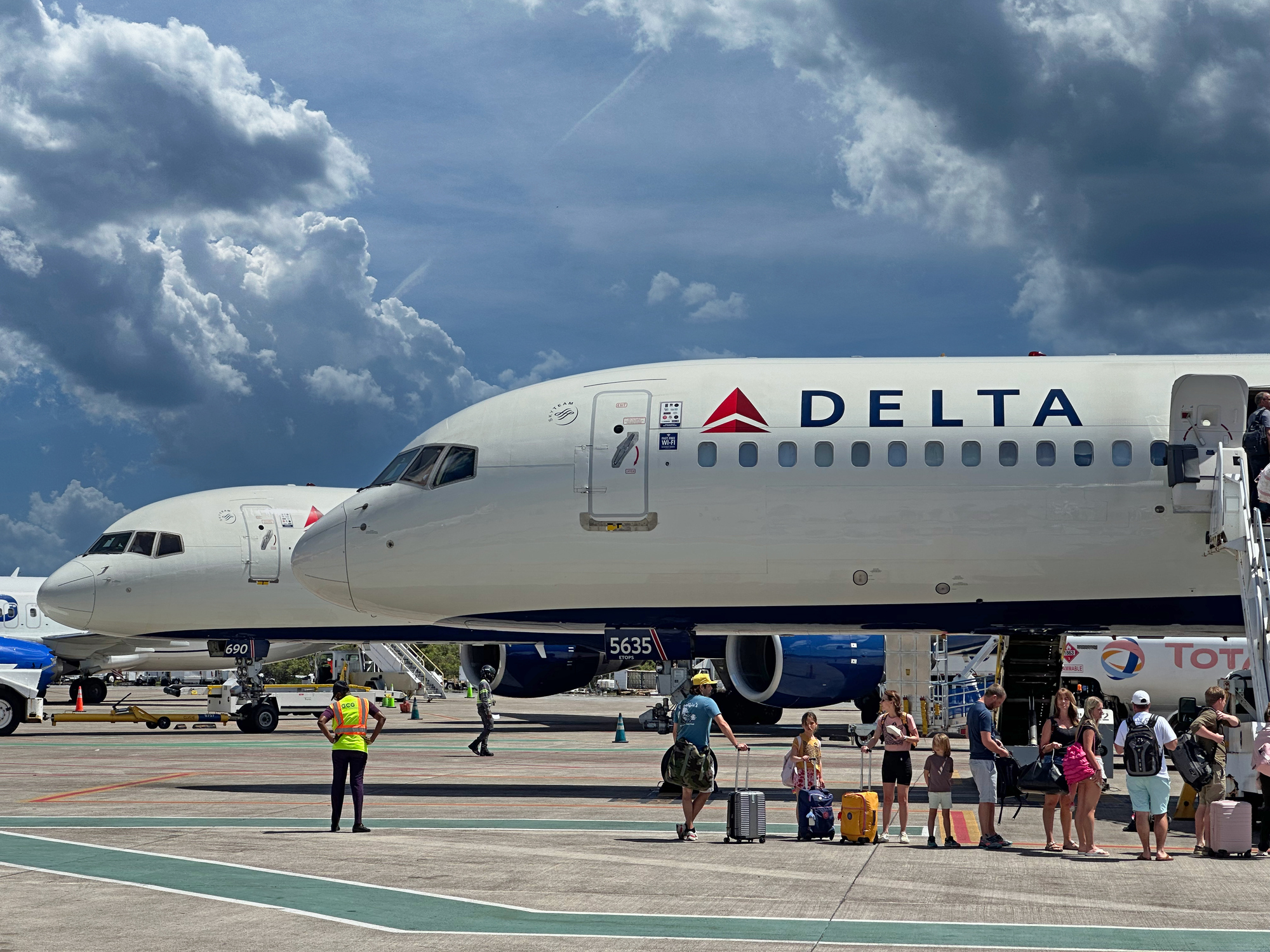 Passagers montant à bord d'un avion Delta