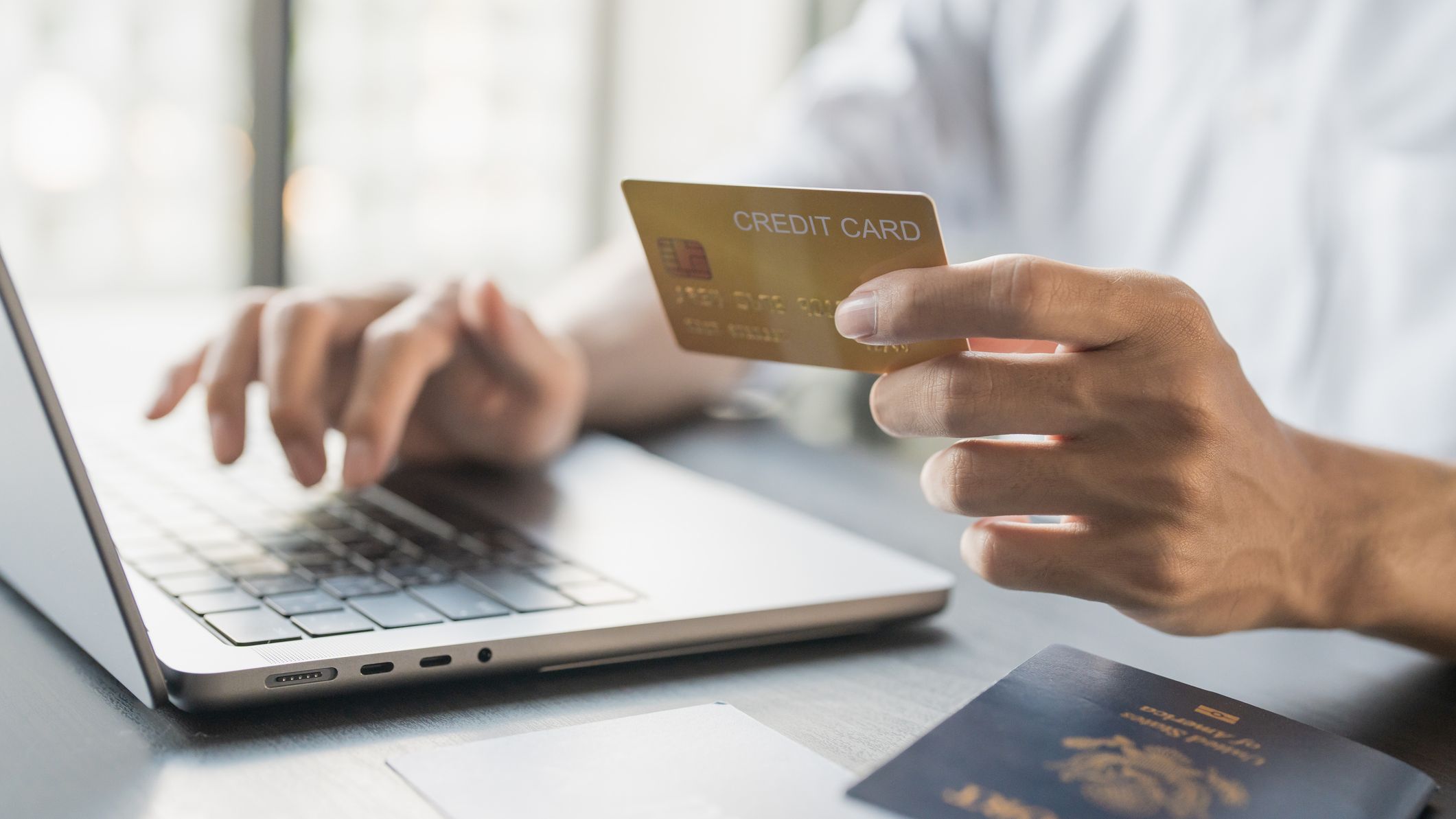 Homme Réservation en ligne et achat de billets d'avion à l'aide d'un téléphone portable et d'une carte de crédit