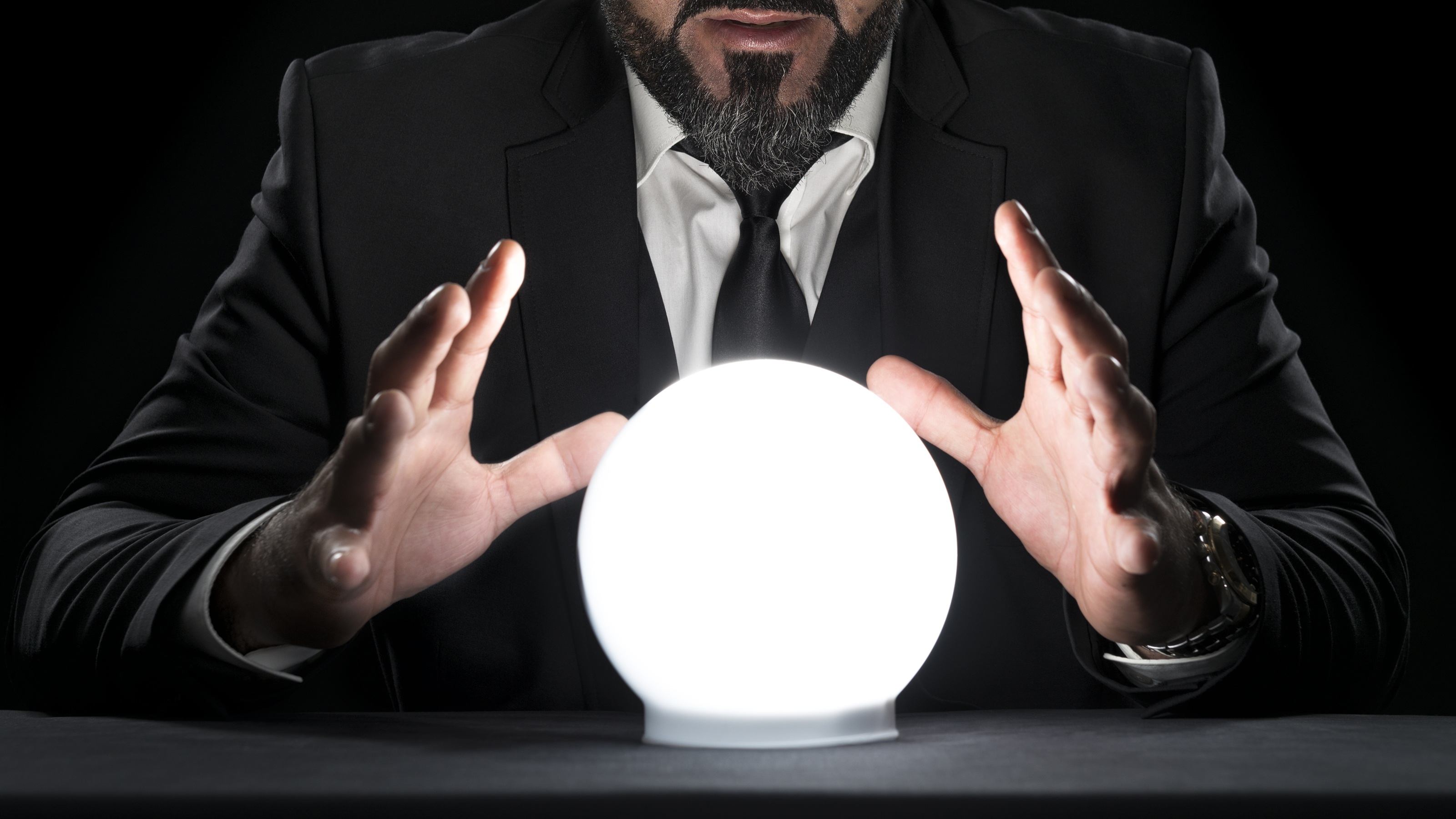 Un homme regarde dans une boule de cristal.