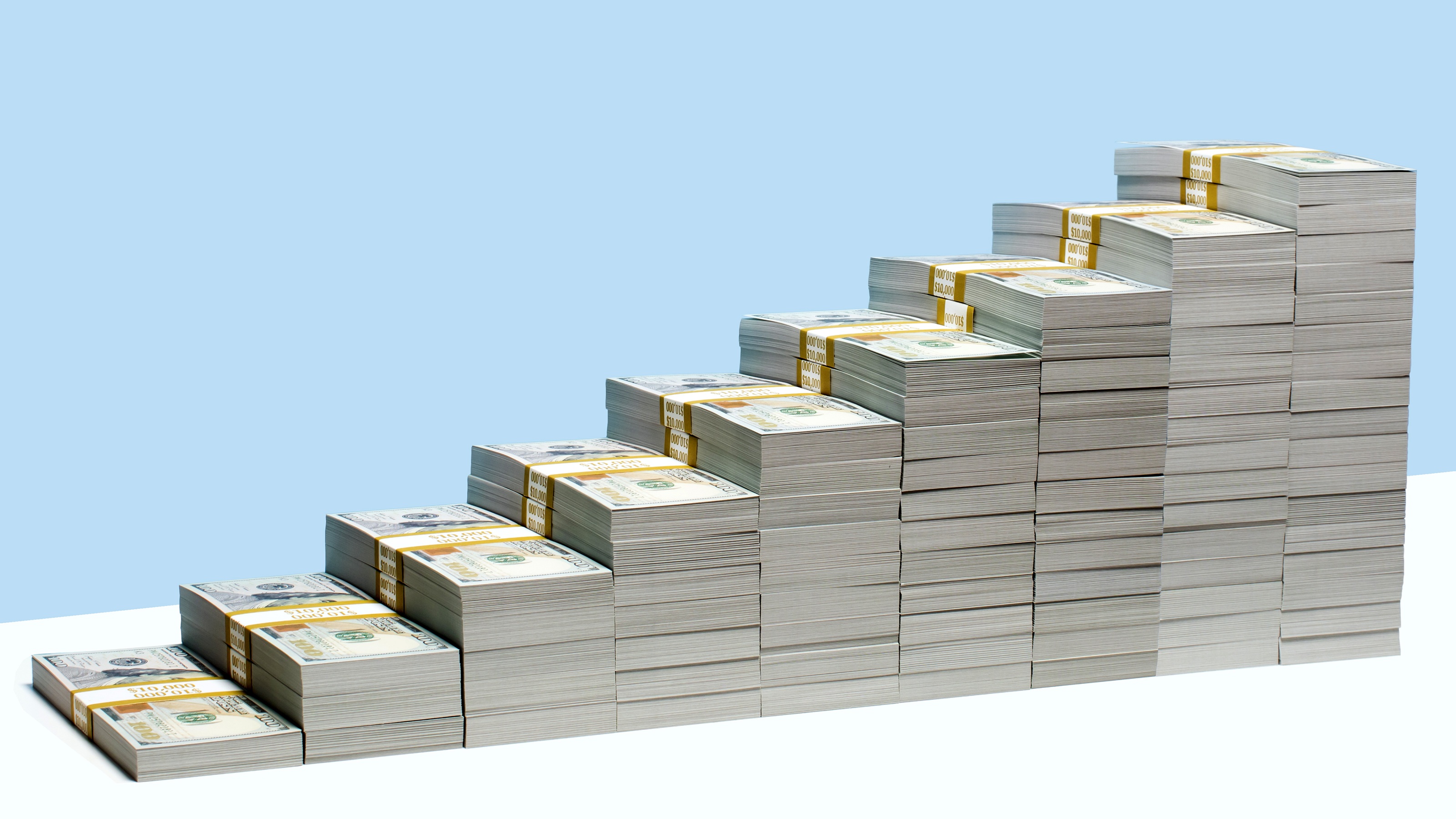 Plusieurs piles d'argent augmentent par la suite.