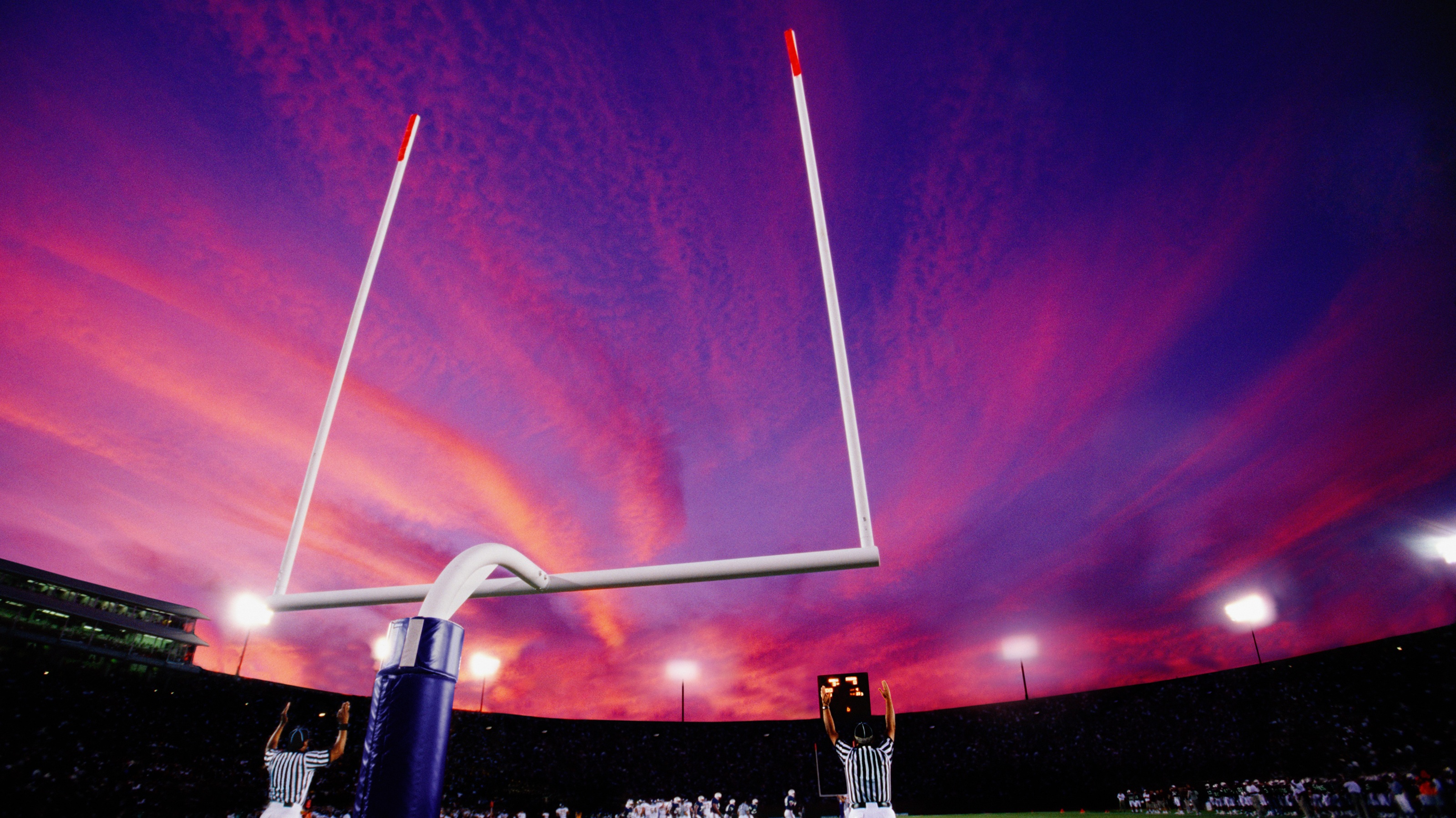 Poteaux de football au coucher du soleil.