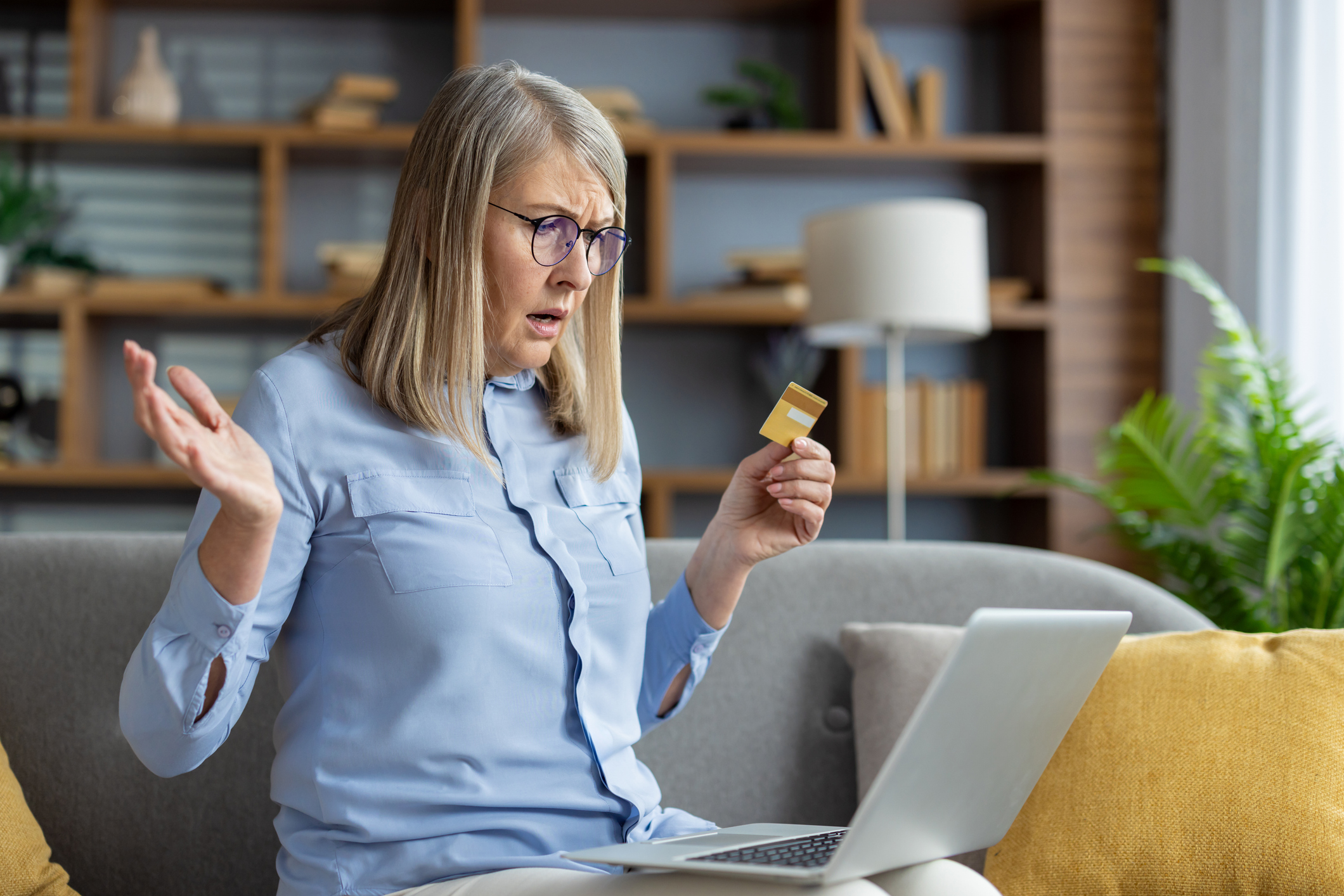 une femme trouve des informations incorrectes sur son ordinateur