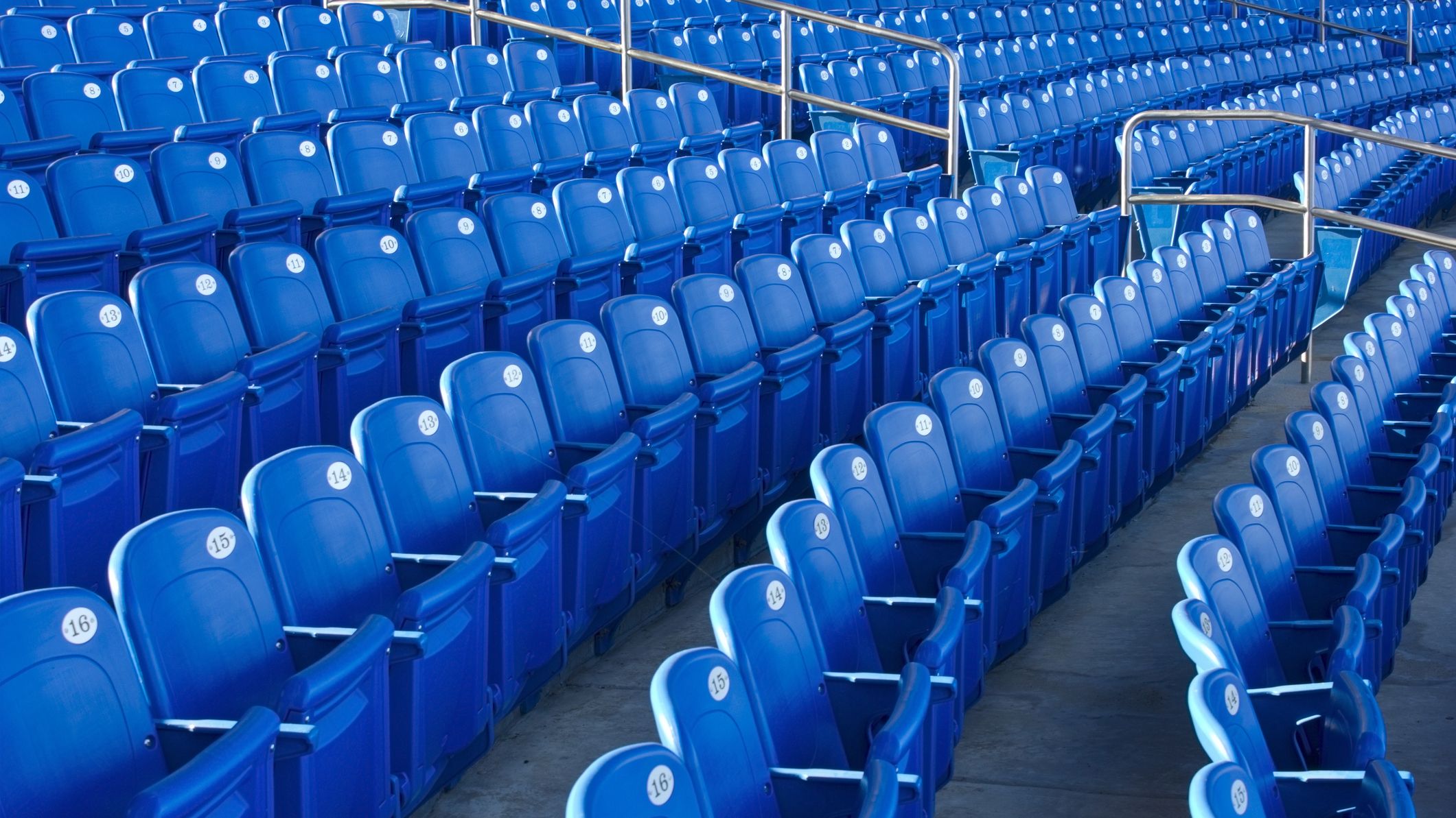 Sièges bleus vides dans un stade