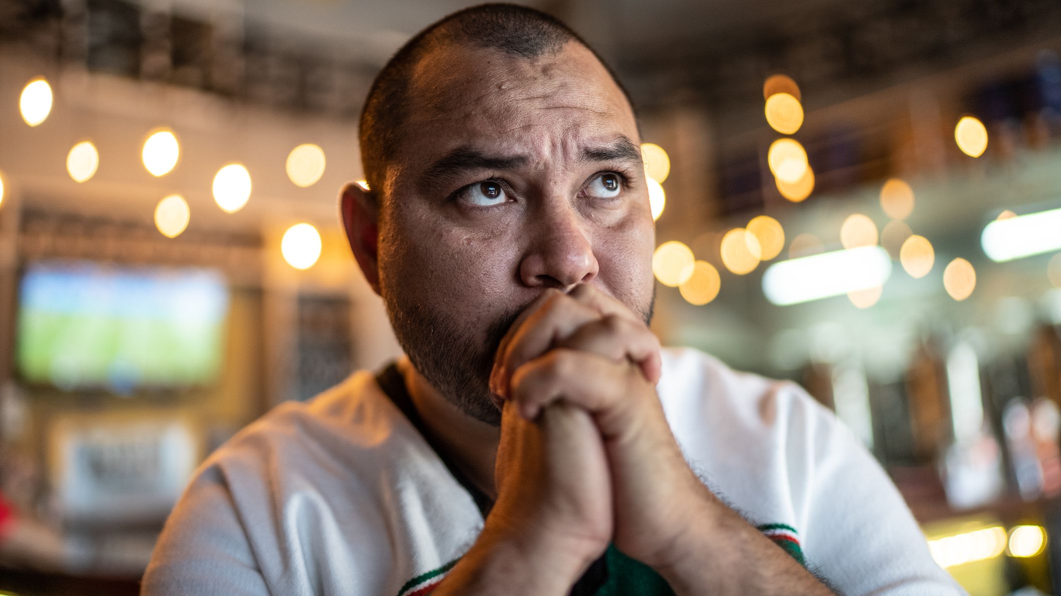 un fan de football triste regardant un match au pub