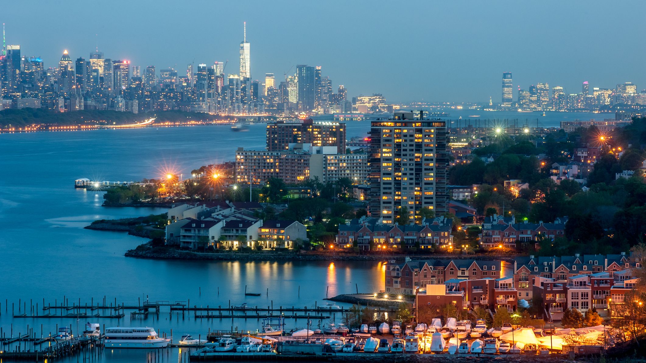 Vue depuis le parc historique de Fort Lee jusqu'au centre-ville de New York et à Edgewater.