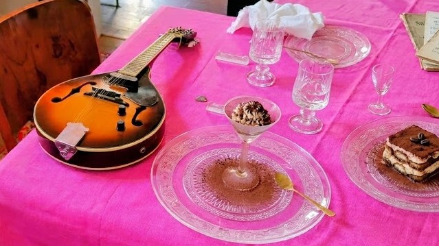 Une mandoline et des desserts tiramisu reposent sur la table à manger d'un hôte Airbnb Experiences à Rome, en Italie.